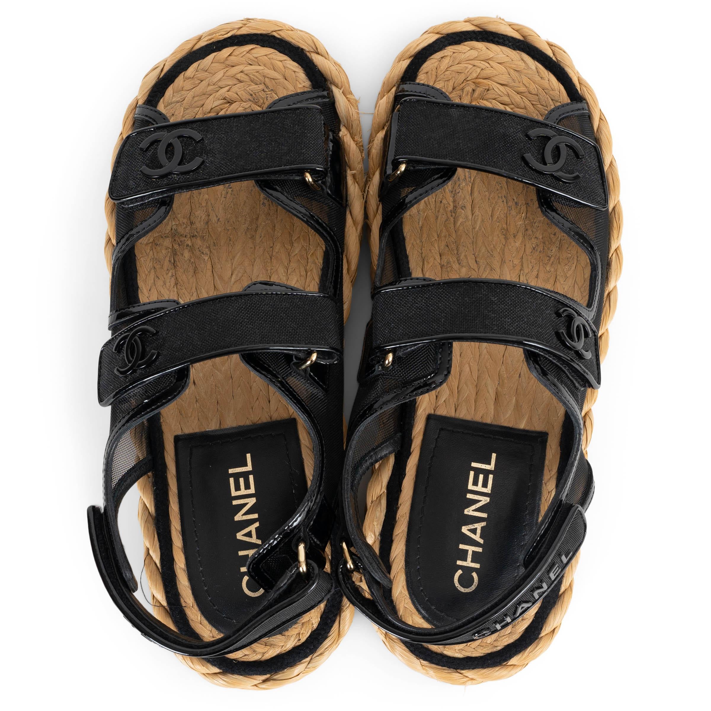 CHANEL schwarzes Netz & Lackleder 22P DAD RAFFIA Sandalen Schuhe 40 im Angebot 1