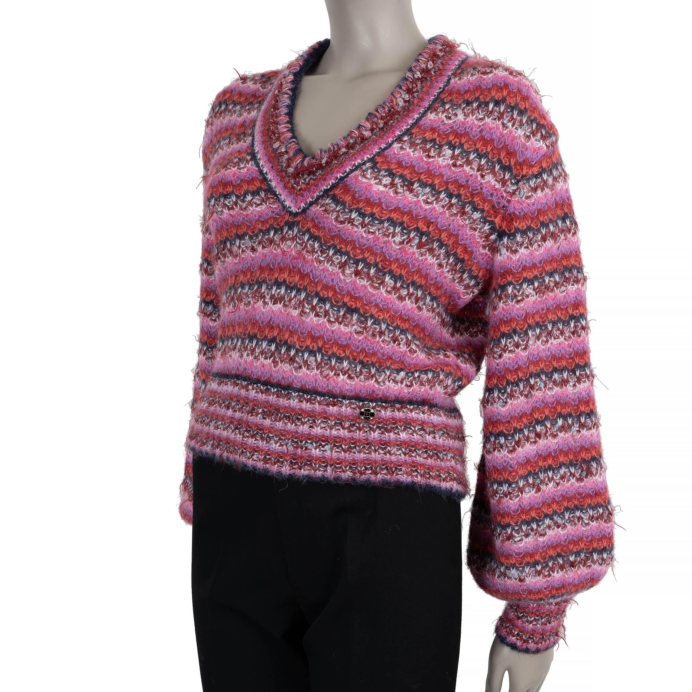 Questo maglione Chanel autentico al 100% è realizzato in una maglia a righe multicolore con sfumature di rosa, rosso, blu navy, viola, corallo e crema. La lussuosa miscela comprende alpaca (45%), seta (19%), poliammide (16%), lana (11%), lyocell