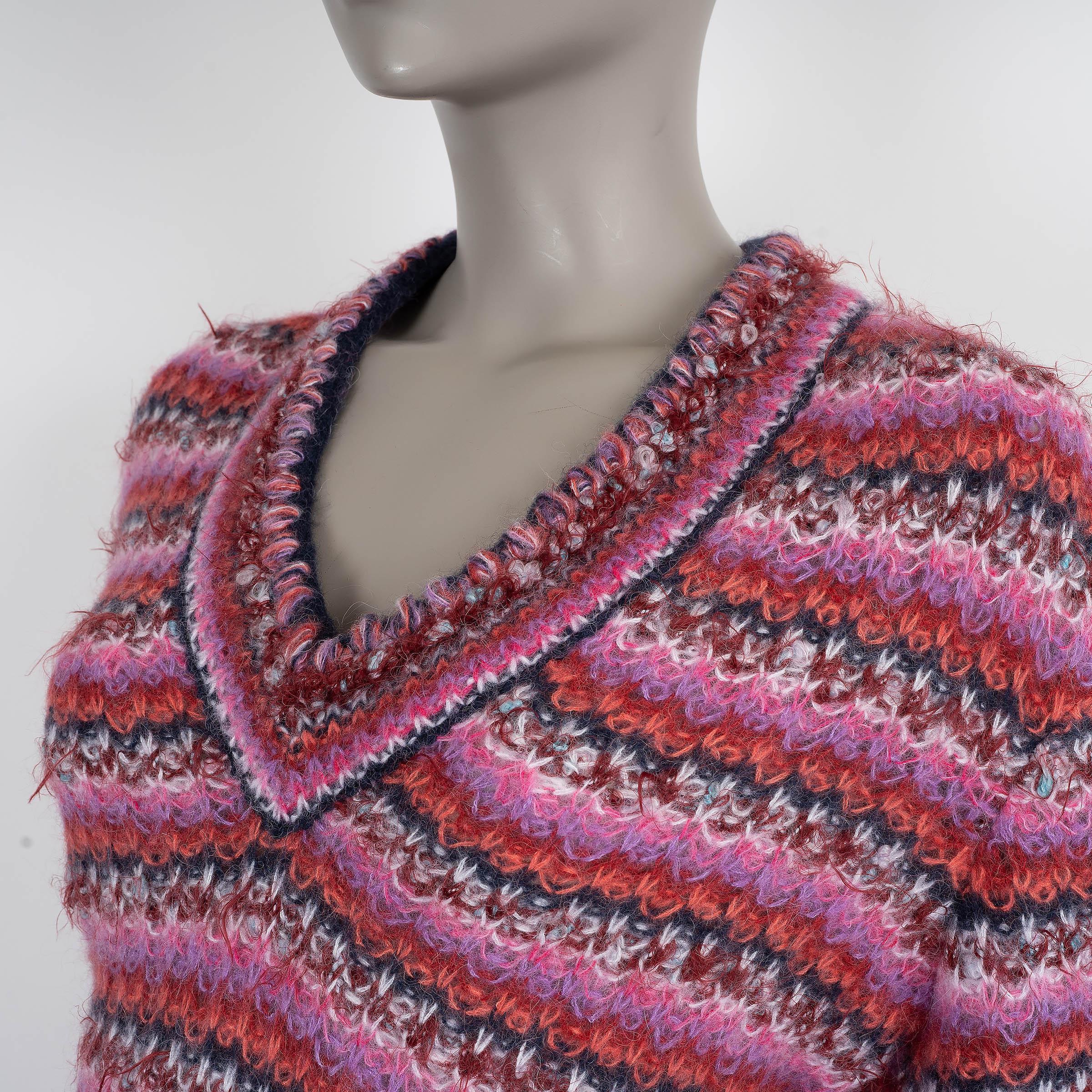 Donna Chanel rosa alpaca 22A FLORENCE con strisce a V Maglione 36 XS in vendita