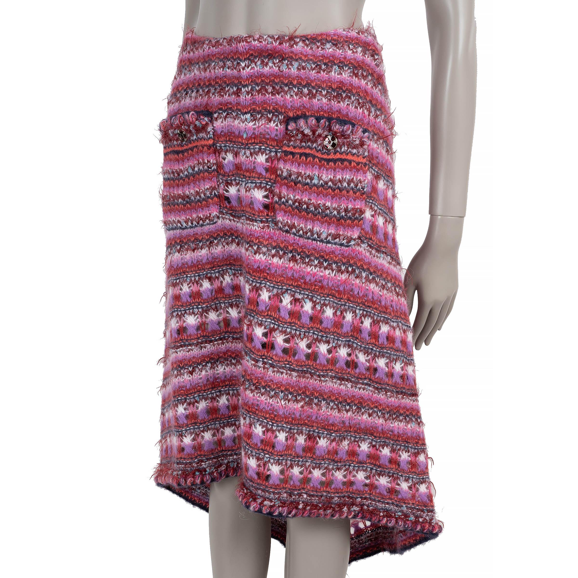 Questa gonna Chanel autentica al 100% è realizzata in maglia a righe rosa, rossa, blu navy, viola, corallo e crema composta da alpaca (45%), seta (19%), poliammide (16%), lana (11%), lyocell (8%) e poliuretano (1%). Disegnato con una linea ad A,