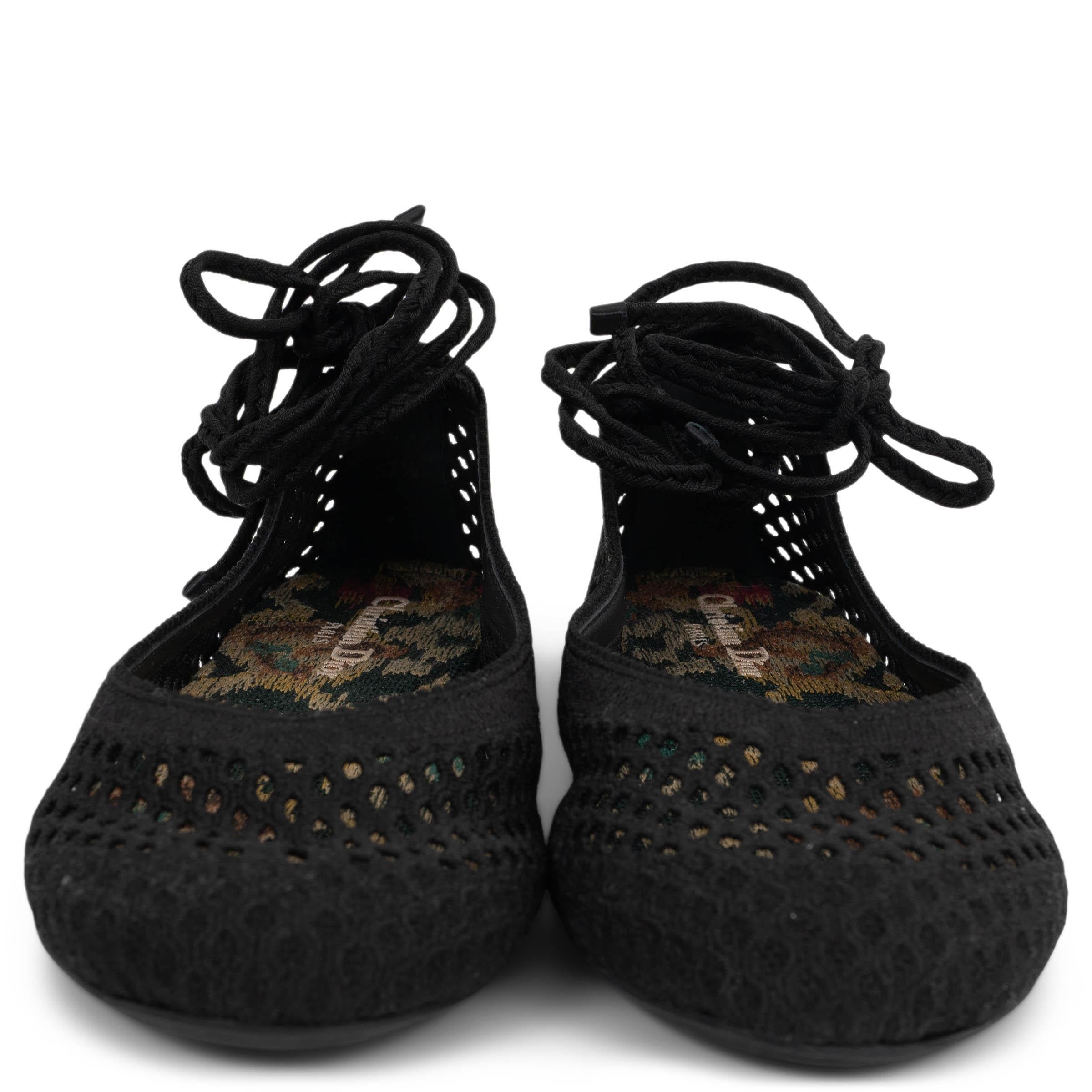 Diese 100% authentischen schwarzen Dior Poème Ballettschuhe mit Knöchelriemen vereinen feine Handwerkskunst mit ikonischen Details des Hauses. Sie sind aus besticktem Mesh gefertigt und verfügen über elegante Knöchelschnürungen und eine