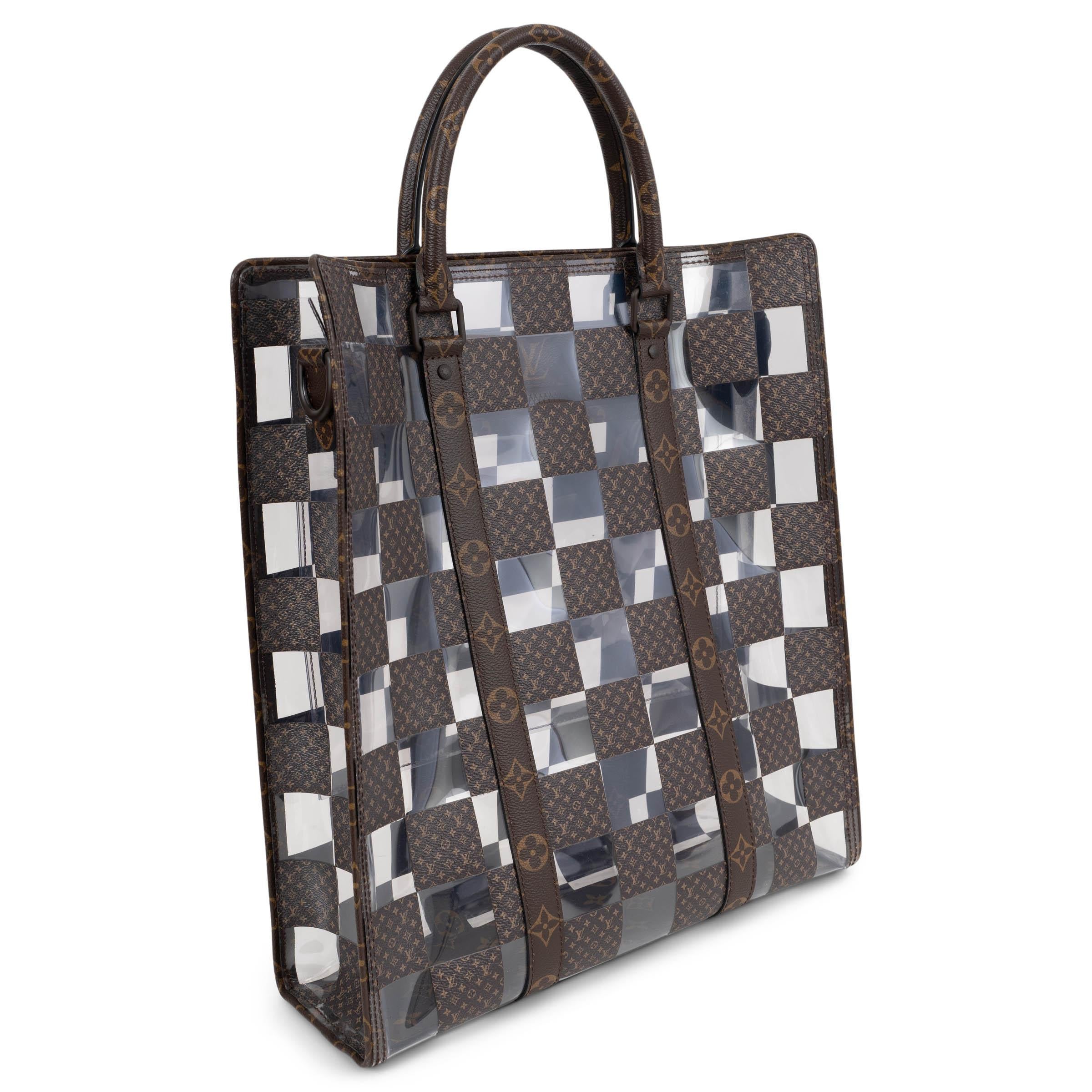 Ce sac à main Sac Plat 100% authentique de Louis Vuitton est réalisé en toile Monogram Chess marron et en carreaux de PVC transparent disposés en damier audacieux. Cette pièce en édition limitée, issue du défilé masculin, est dotée de deux poignées