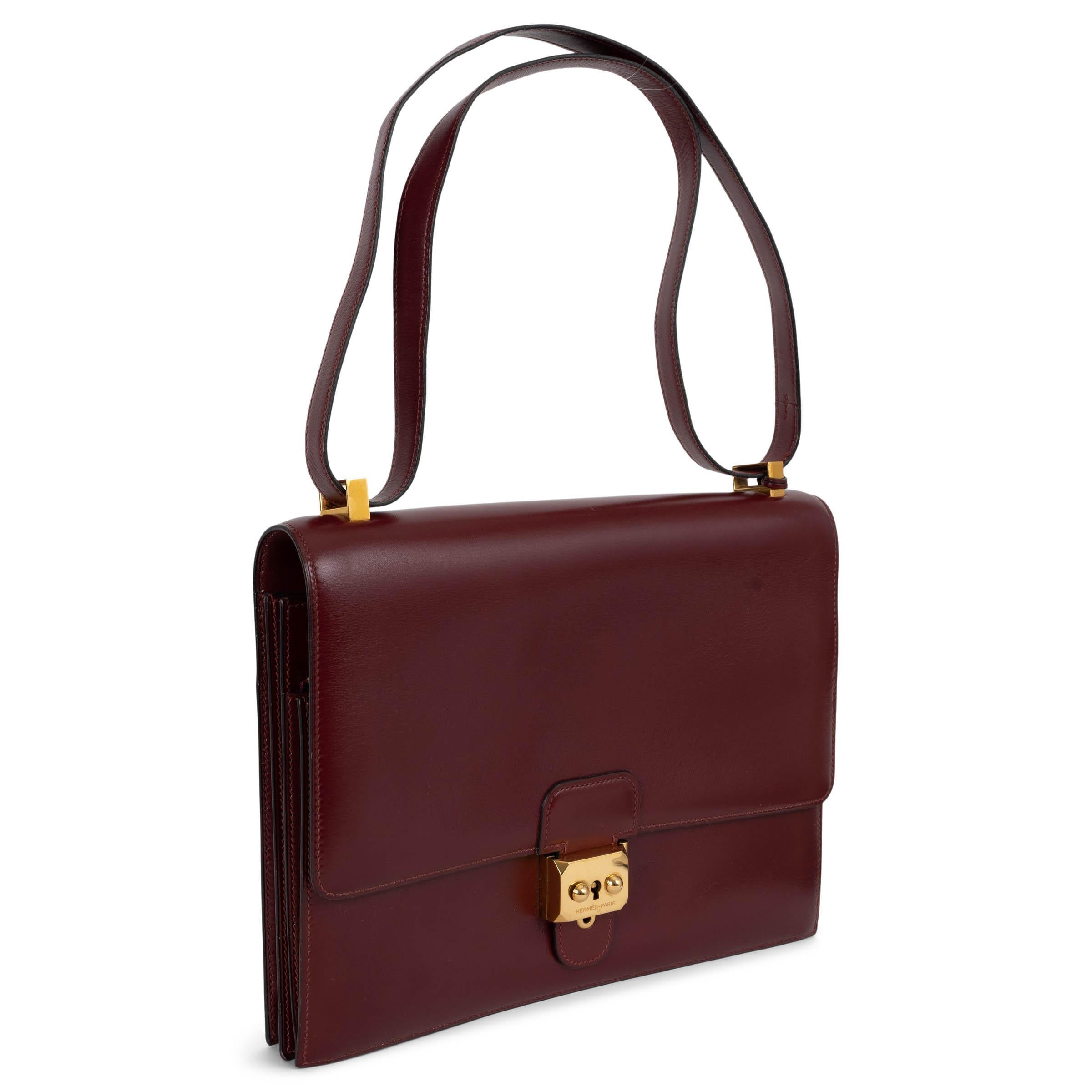 Diese 100% authentische Hermès Sac à Dépêches 26 Umhängetasche ist aus Rouge H Veau Box Leder gefertigt und mit vergoldeten Beschlägen versehen. Die zeitlose Silhouette zeichnet sich durch den kultigen Sac à Dépêches-Verschluss an der vorderen