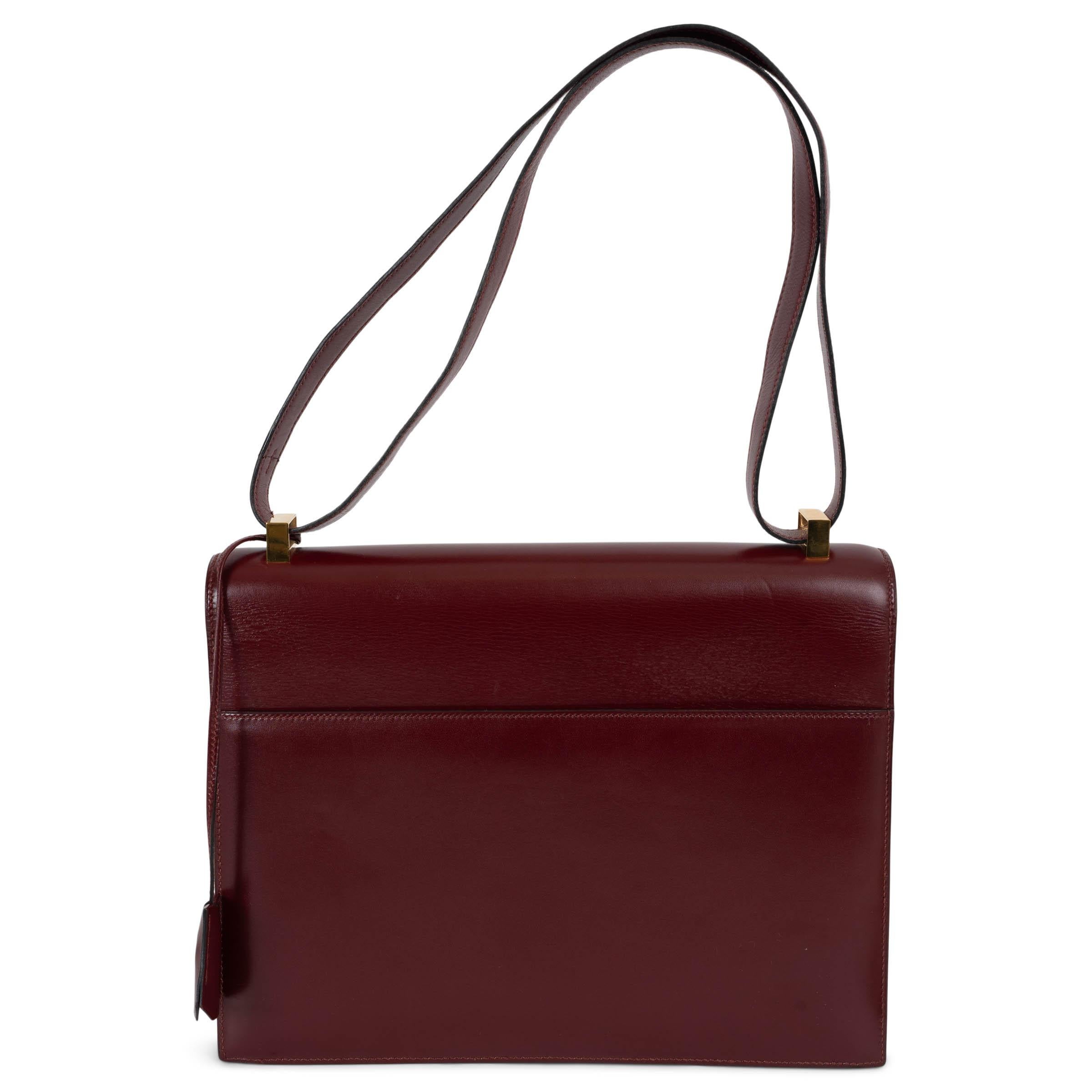 HERMES Rouge H burgundy Box Leder SAC A DEPECHES 26 Umhängetasche mit Gold (Schwarz) im Angebot