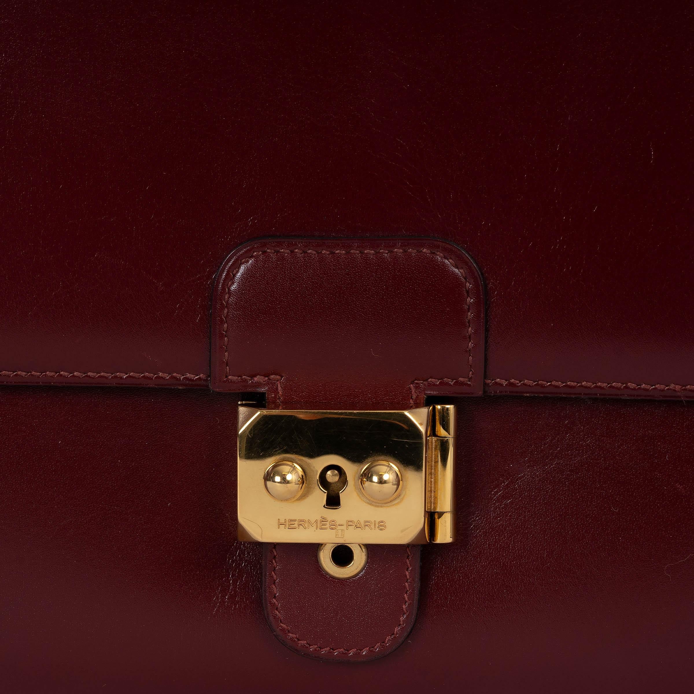 HERMES Rouge H burgundy Box Leder SAC A DEPECHES 26 Umhängetasche mit Gold im Angebot 2