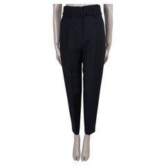 CHRISTIAN DIOR marineblaue Hose aus Wolle und Seide, Modell „BELTED TAPERED“, Kollektion 2023, Größe 36 XS