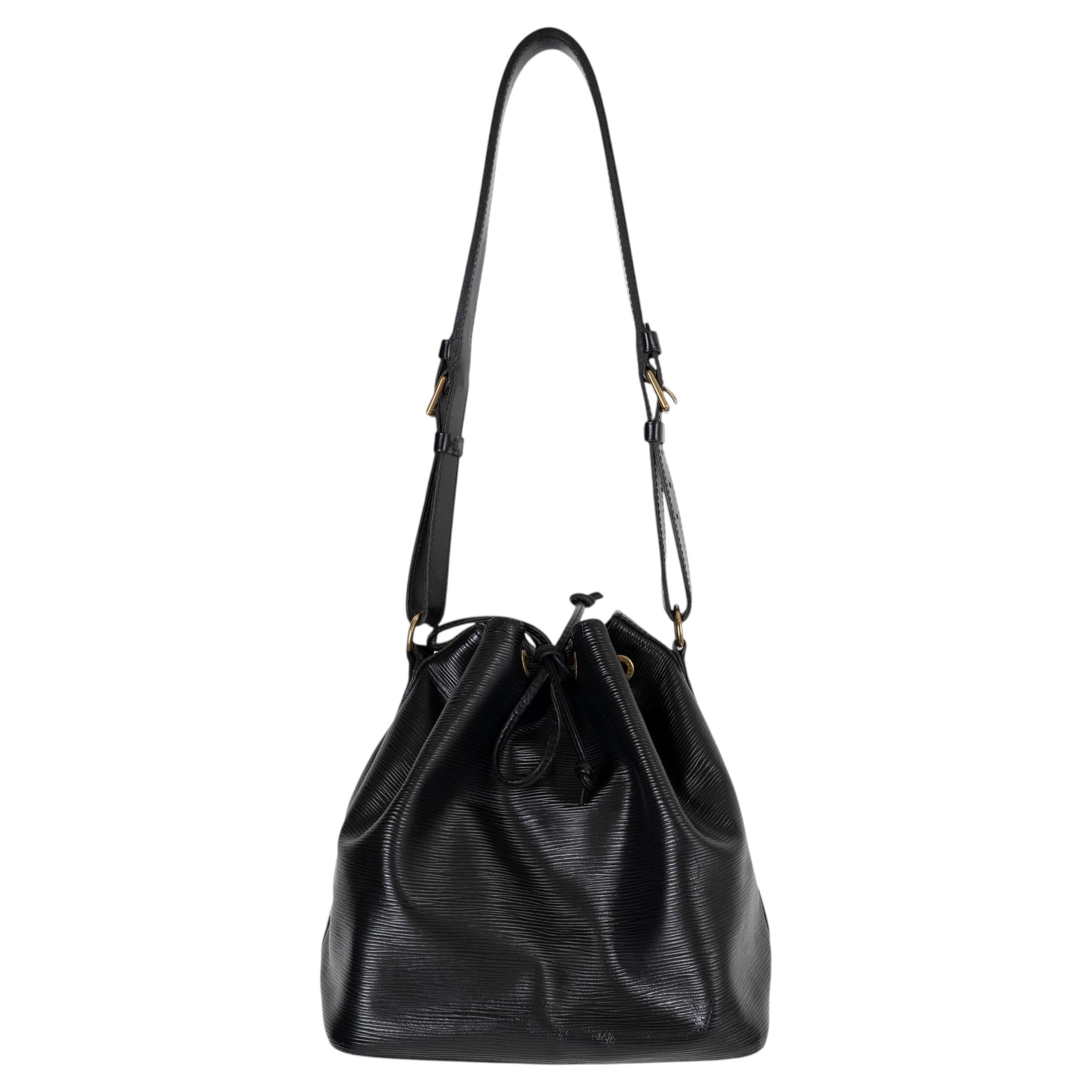 Bolso tipo cubo PETIT NOE de Louis Vuitton, de piel Epi negra