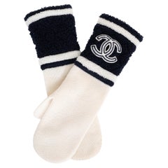 CHANEL 2019 CC Terry Trim Knit Mittens White Navy One Size