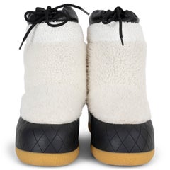 Chanel 2023 Coco Neige Lammfell-Schneestiefel, Ecru, Größe 37