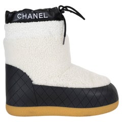 Chanel 2023 Coco Neige Lammfell-Schneestiefel, Ecru, Größe 37
