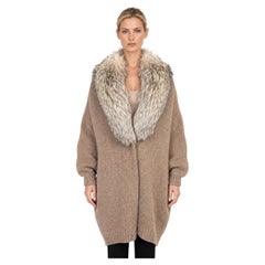 Cappotto Jil Sander in maglia a coste larghe con bordi in pelliccia, color taupe, taglia M M