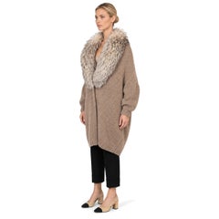 Cappotto Jil Sander in maglia a coste larghe con bordi in pelliccia, color taupe, taglia M M