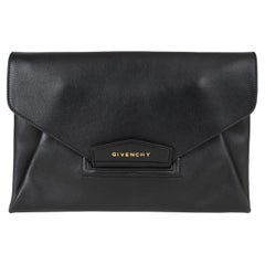 Bolso de mano de piel tipo sobre Antigona de Givenchy, negro