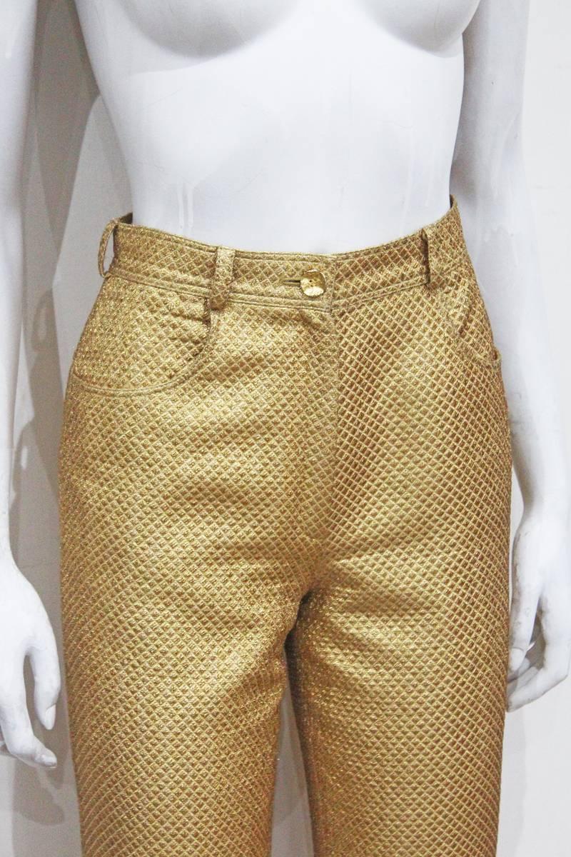 Emanuel Ungaro Couture quilted lamé gold high waisted pants from the 1980s. The pants and the pockets have a silk chiffon lining.

Small
Waist: 26 inch
Inside Leg: 32 inch
