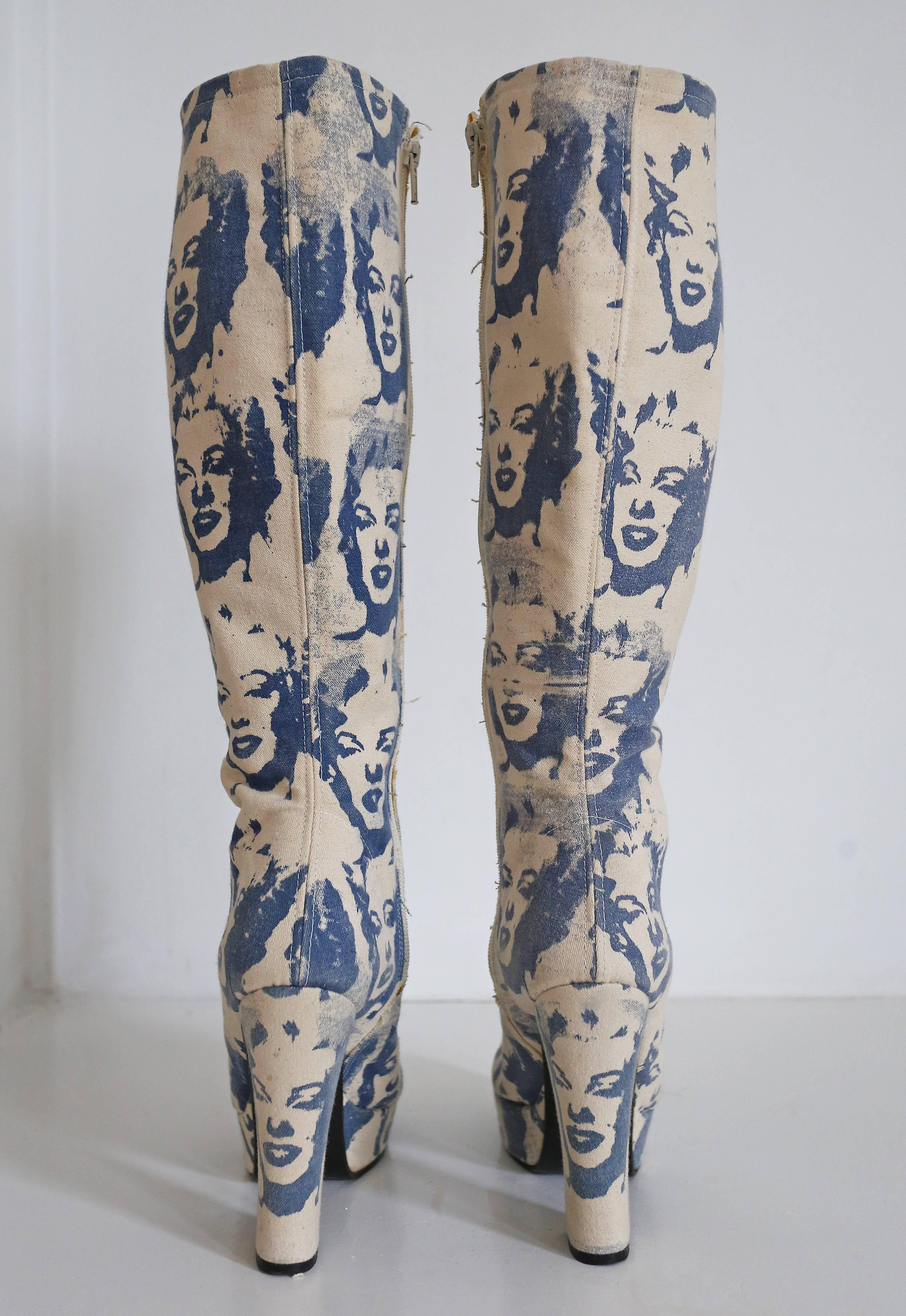 Bottes à semelle compensée Andy Warhol x Marilyn Diptych avec impression sérigraphiée (années 1960) Bon état - En vente à London, GB