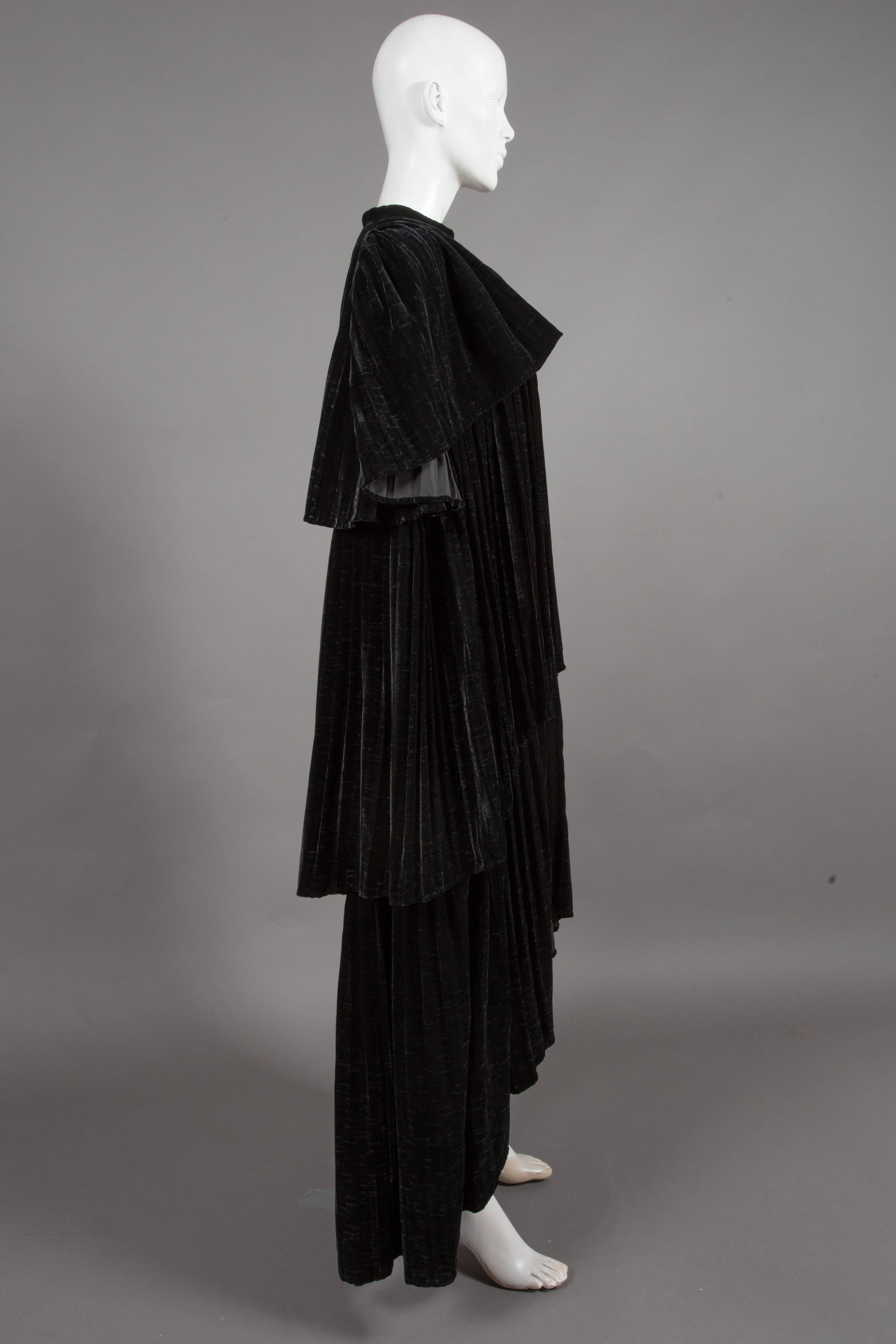 Thea Porter Pleated Black Silk-Velvet Tiered Evening Cape Coat, C. 1970 In Good Condition In London, GB