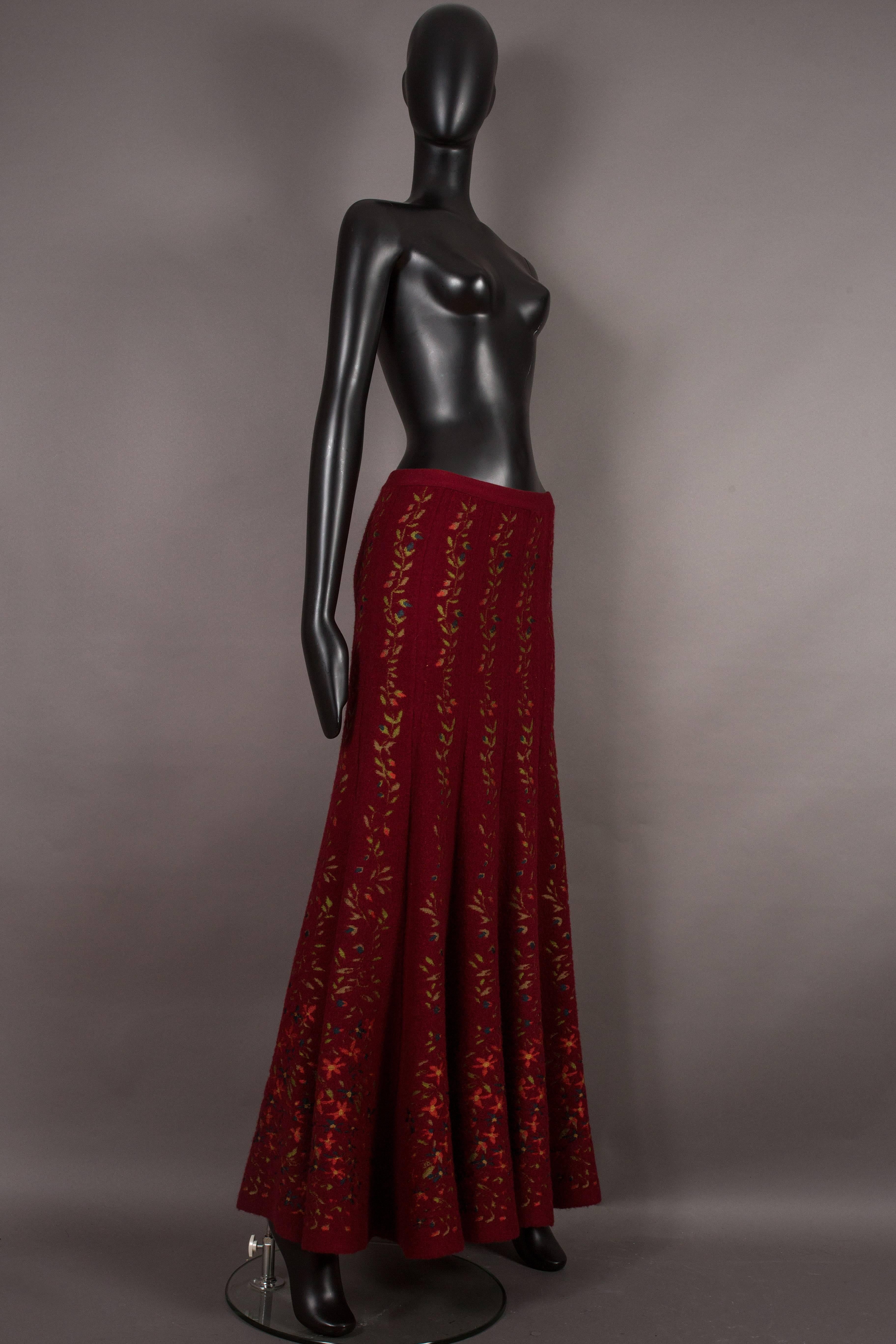 Alaia rouge embroidered knitted skirt, circa 1999 In Excellent Condition In London, GB