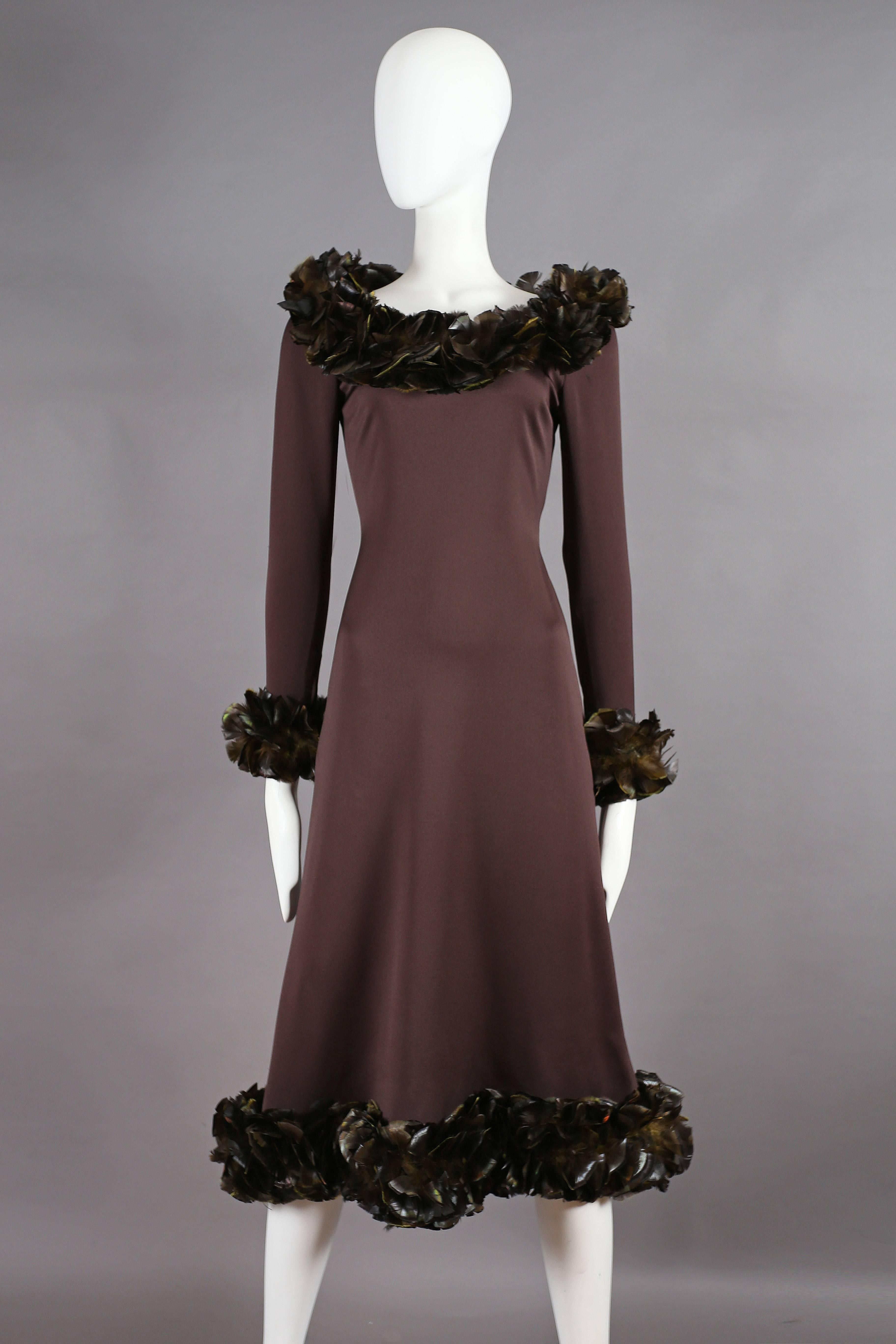 Nous présentons une exceptionnelle robe du soir Yves Saint Laurent Haute Couture de la collection automne-hiver 1969. Cette robe est un véritable chef-d'œuvre confectionné dans un luxueux crêpe de soie marron, qui respire l'élégance et la