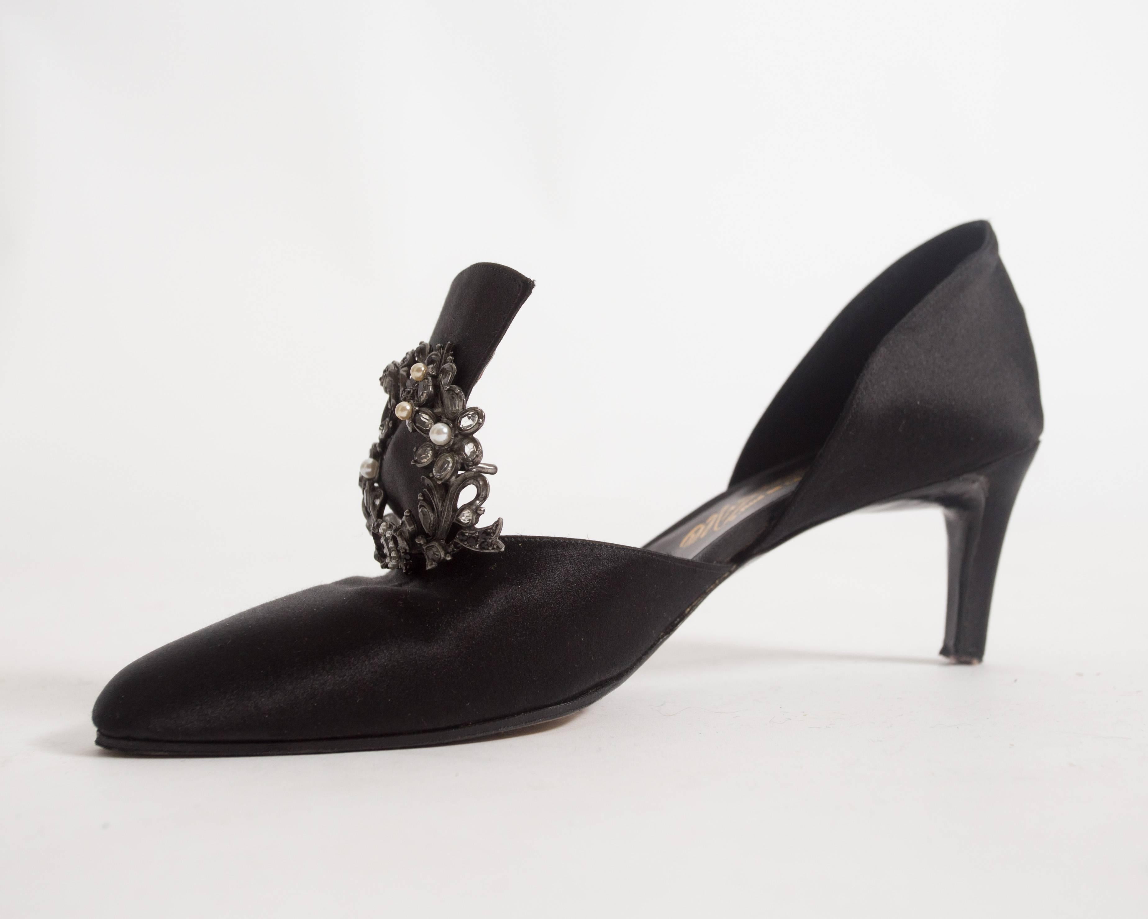 Chanel Haute Couture satin pumps with brooch by Massoro, circa 1950s In Excellent Condition In London, GB
