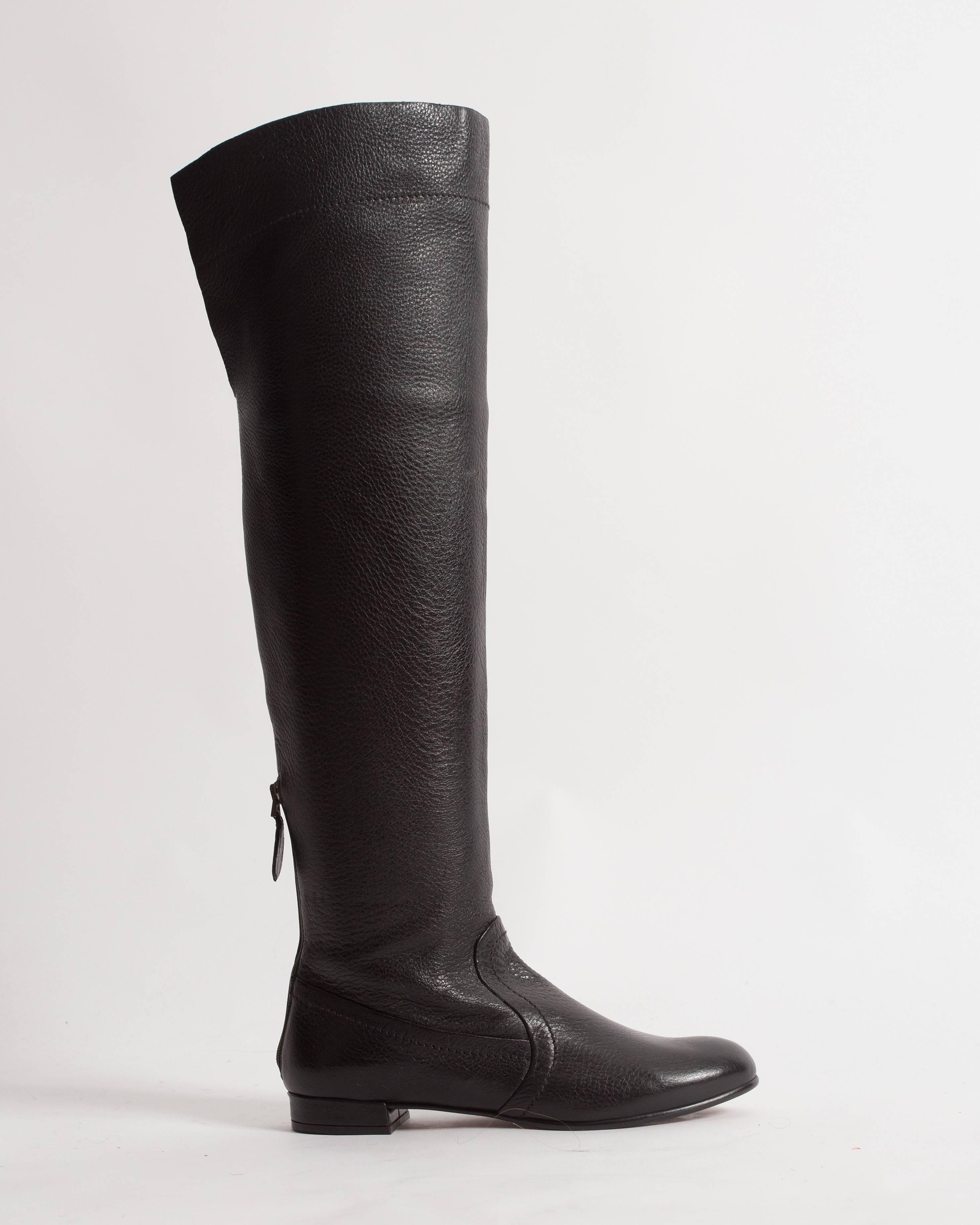 Alaia black leather riding boots, size 37.5, round toe, zip fastening, short heel and center slits at the rear. 

US  7 - UK 4.5