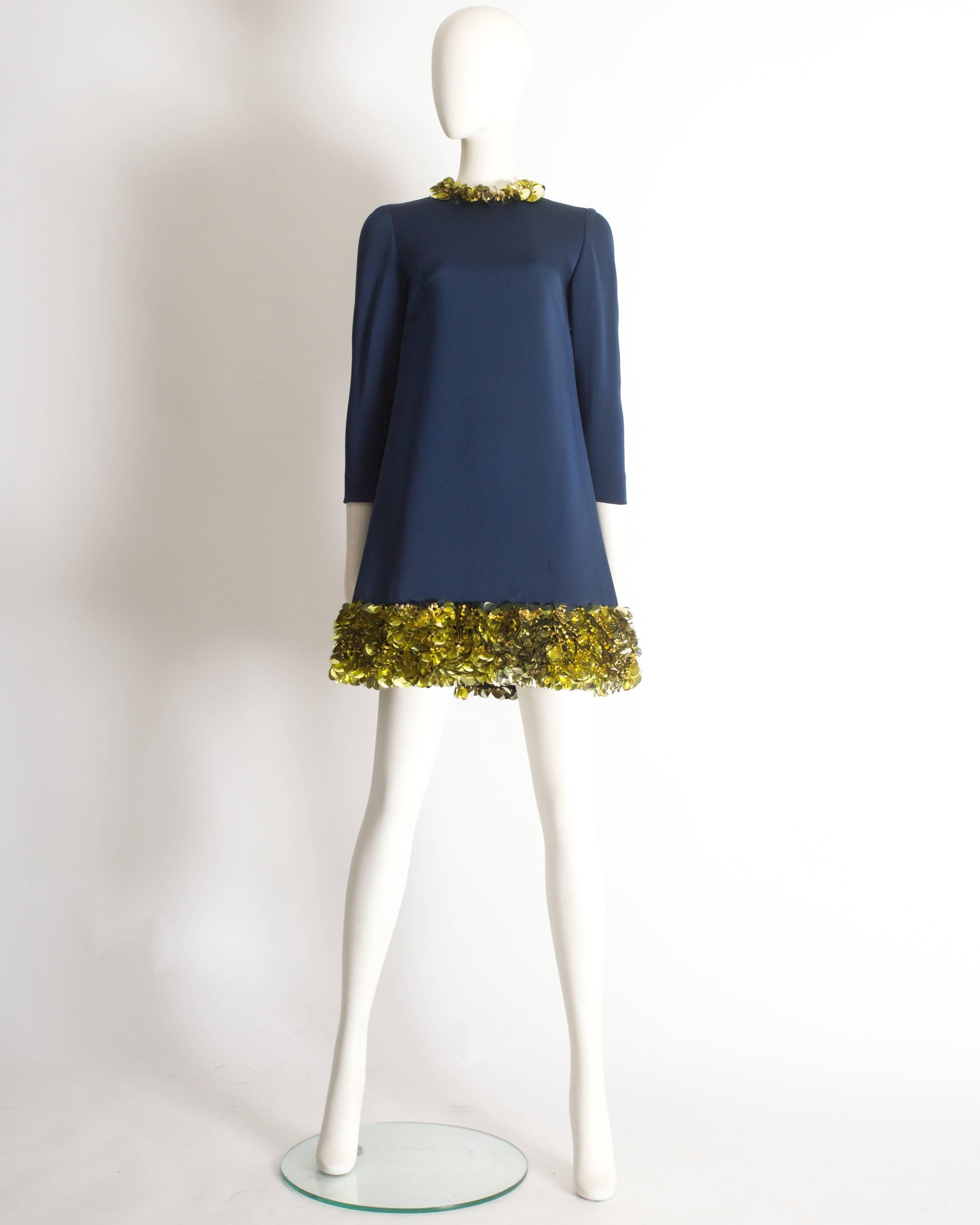 Blaues Vintage-Mini-Abendkleid aus Seide von Couture mit Goldverzierungen, ca. 1960er Jahre (Schwarz) im Angebot