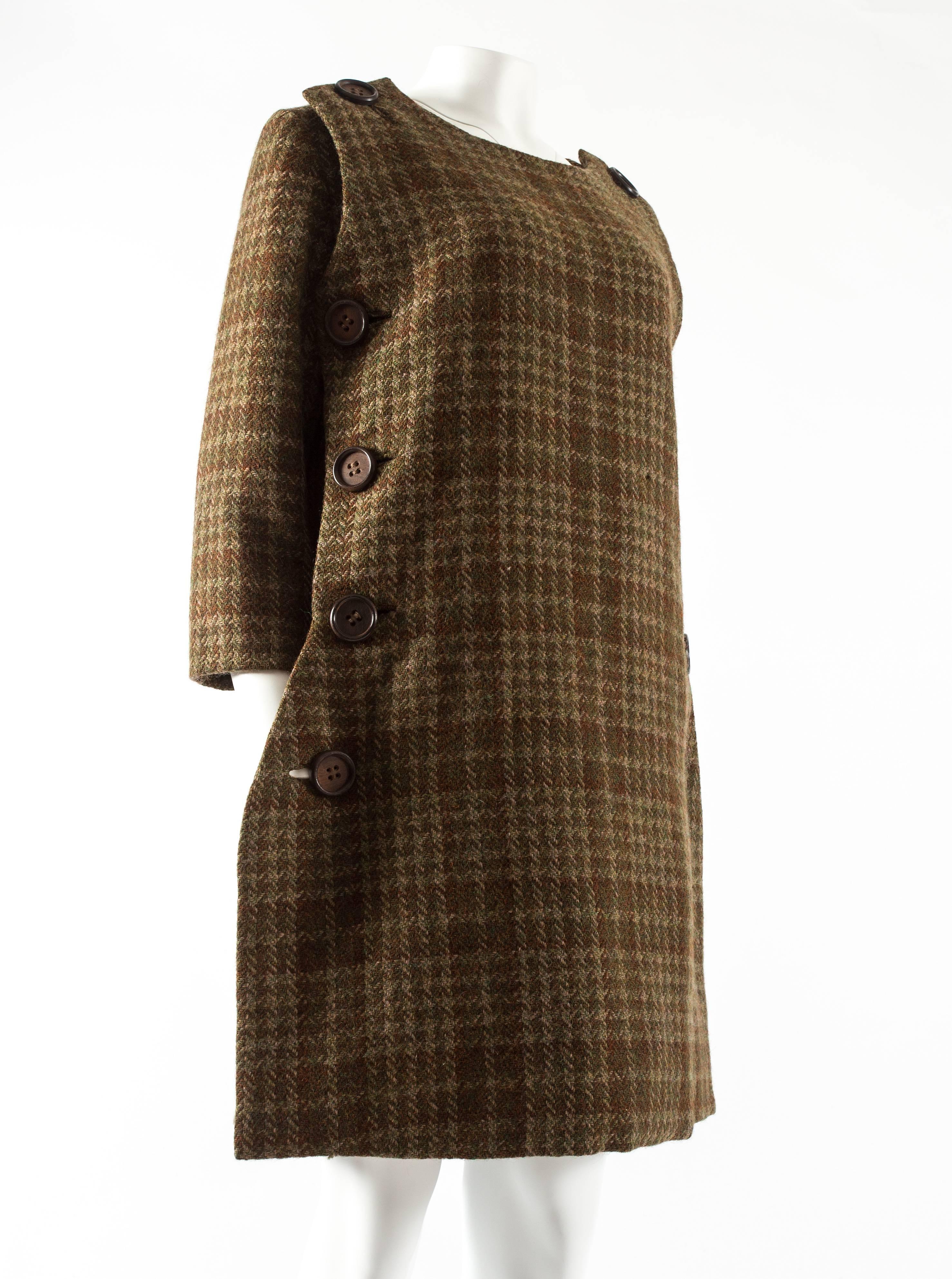 Introducing an exquisite Jeanne Lanvin 1940s couture green and brown tartan tweed coat and skirt ensemble, a true gem that embodies the timeless elegance of Lanvin's iconic designs.

The coat is adorned with large wooden button closures, adding a