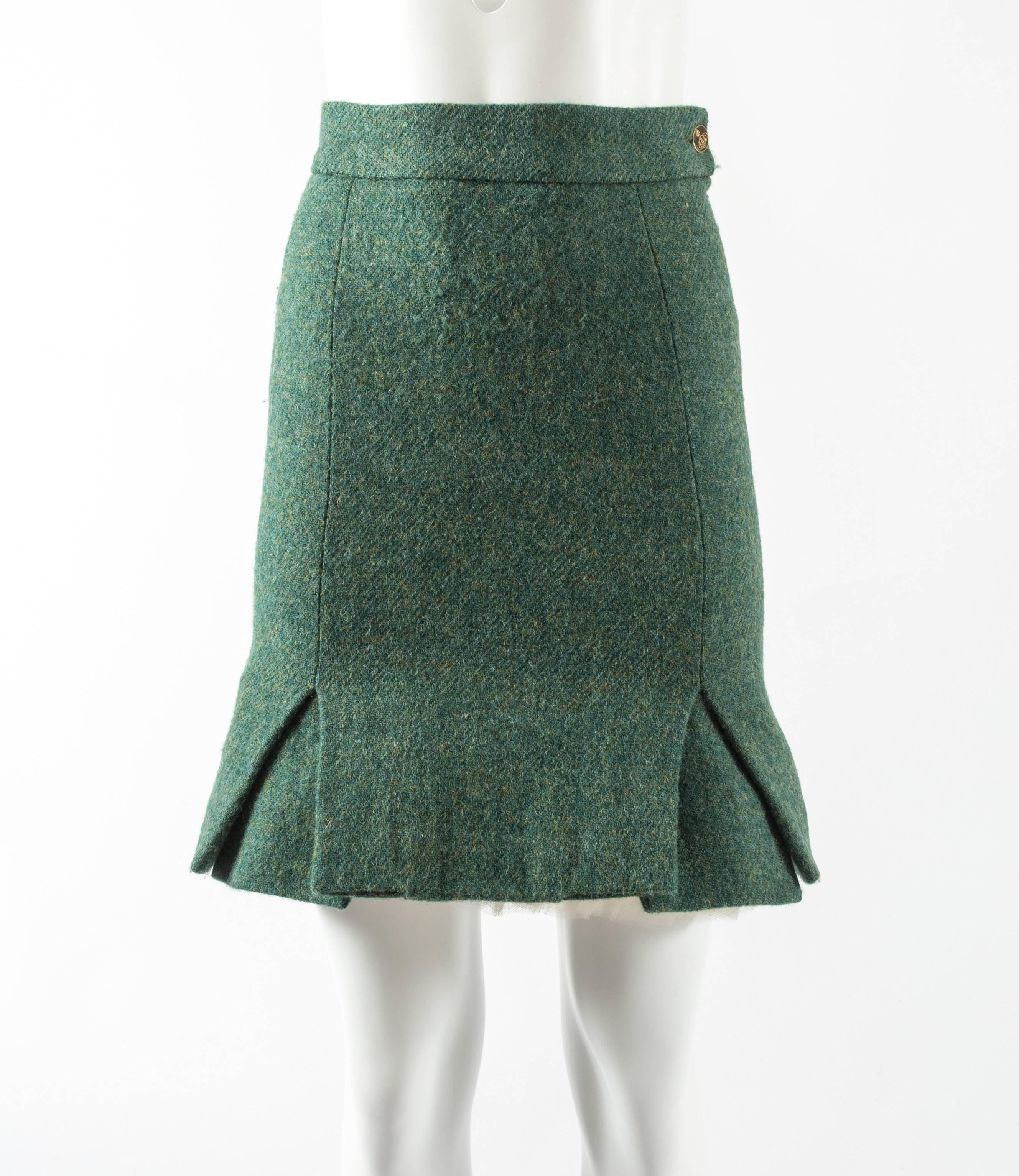 Presenting the Vivienne Westwood green Harris tweed 'Time Machine' mini skirt, a remarkable creation from the Autumn-Winter 1988 collection that exemplifies the designer's daring and innovative style.

Crafted from the finest Harris tweed in an