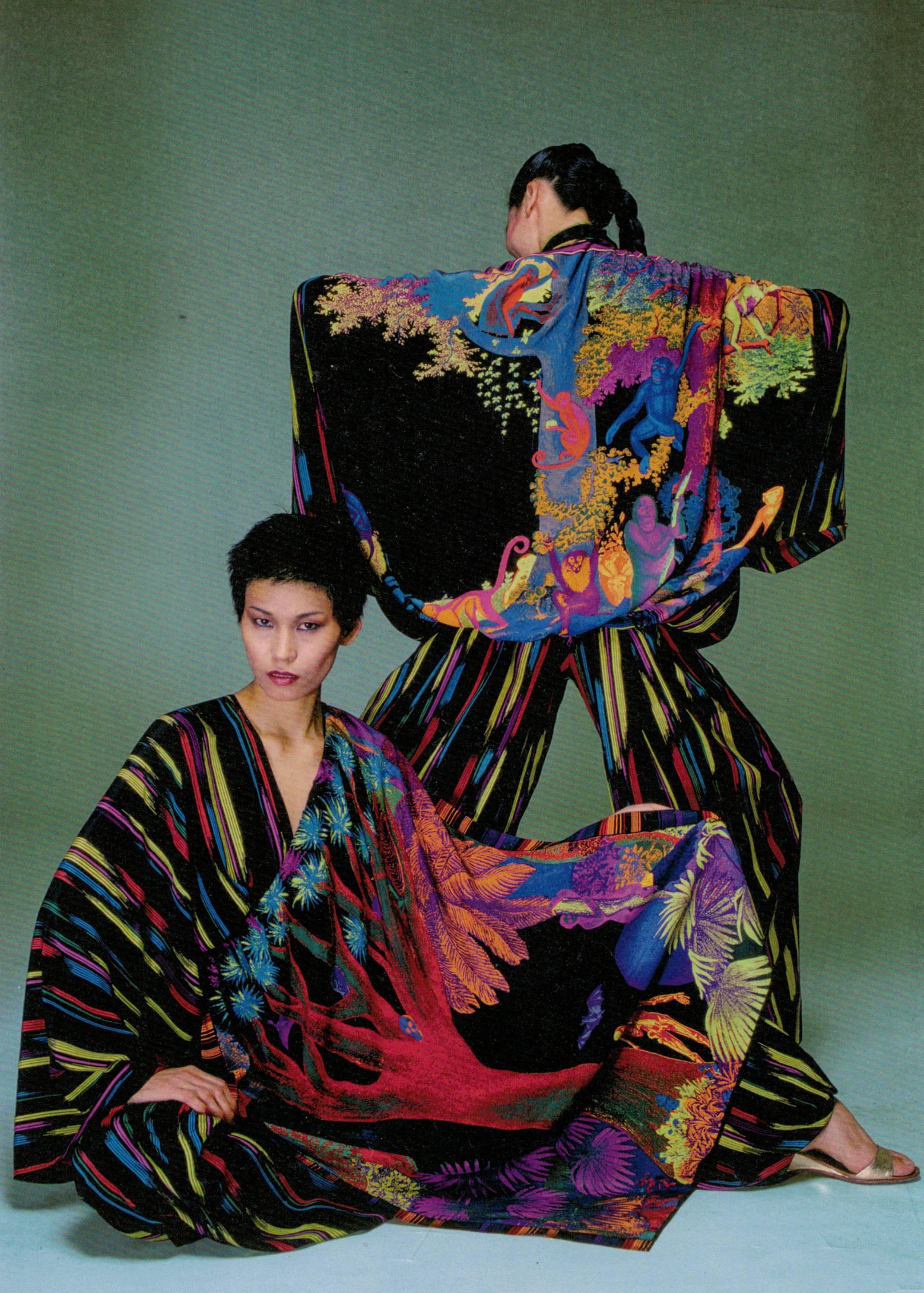 Rare Issey Miyake Autumn-Winter 1976 silk harem jumpsuit, print design by Tadanori Yokoo

- Mandarin collar

- 5 fabric button fastenings 

- wide kimono style sleeves 

- elastic cuffs on ankles

- Print design by Tadanori Yokoo clothing starting