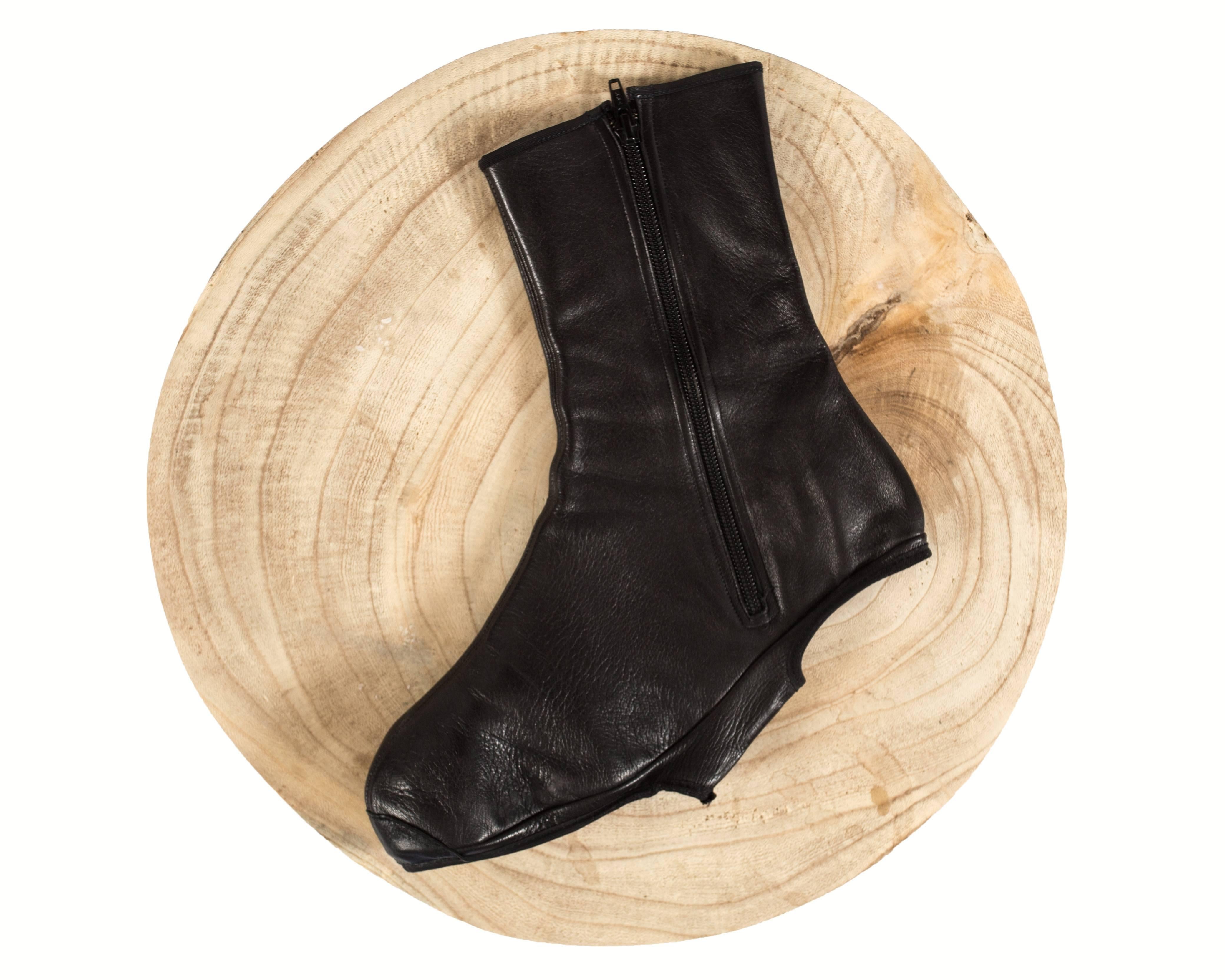 Noir Martin Margiela, escarpins à talons en cuir noir avec bottes chaussettes, fw 1999 en vente