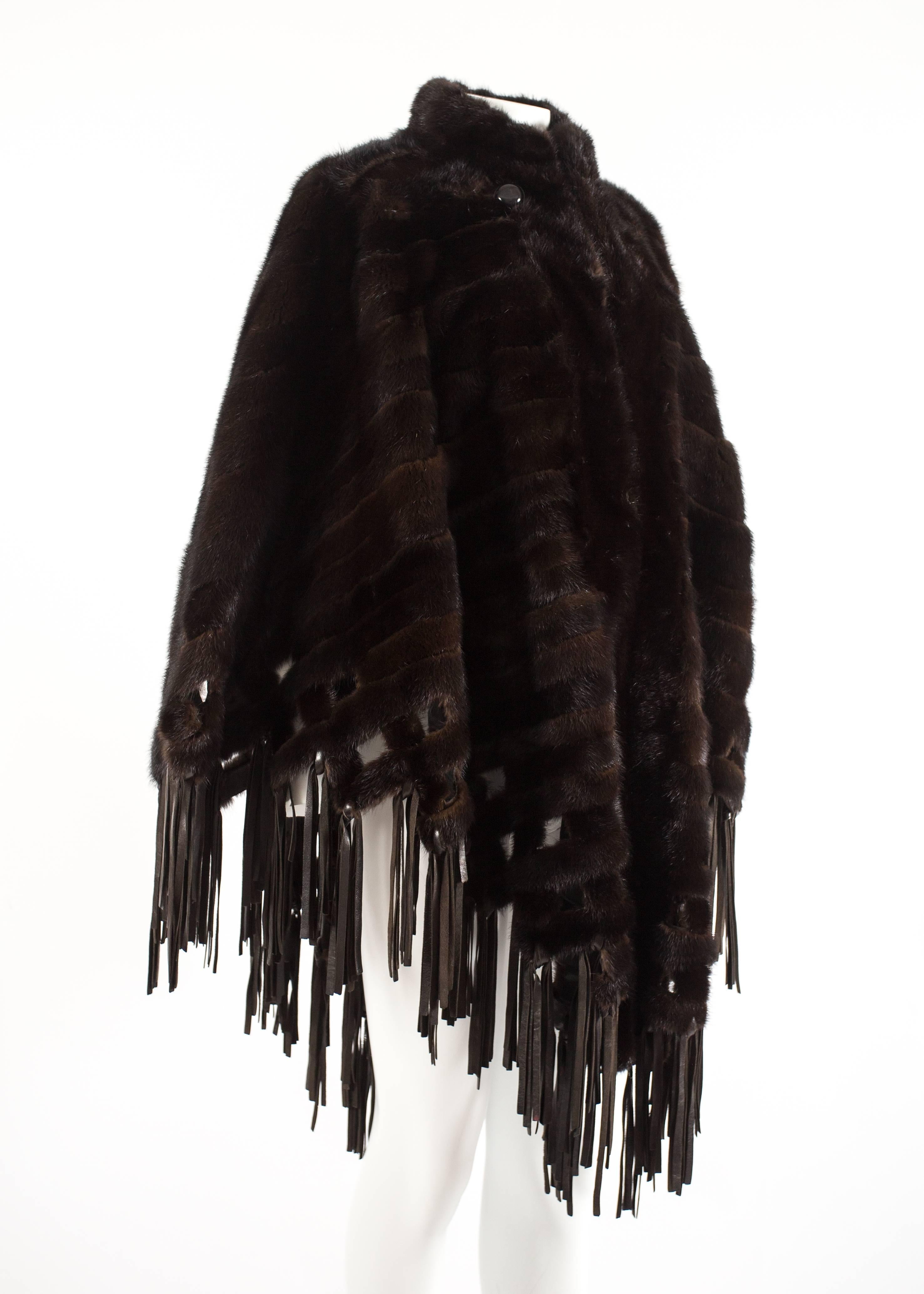 Noir Christian Dior by Marc Bohan cape en vison marron avec pompons en cuir, c. C. 1970 en vente