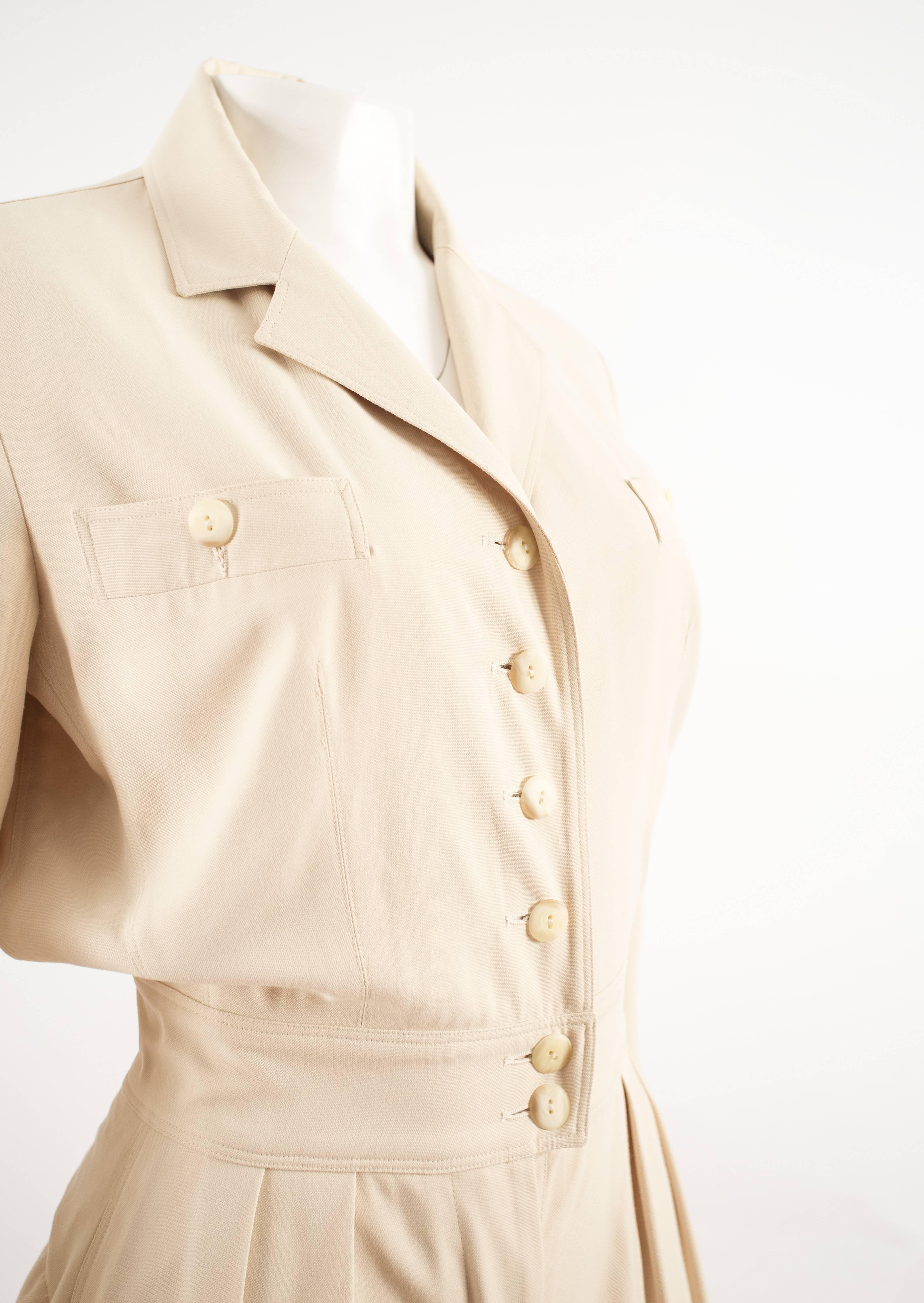 Alaia Spring-Summer 1988 cream cotton playsuit and jacket 

- playsuit with notched lapel, wide sleeves, shoulder pads, high waist pleated mini shorts and button closures

- oversized jacket with attached belt fastening, large open pockets, shoulder