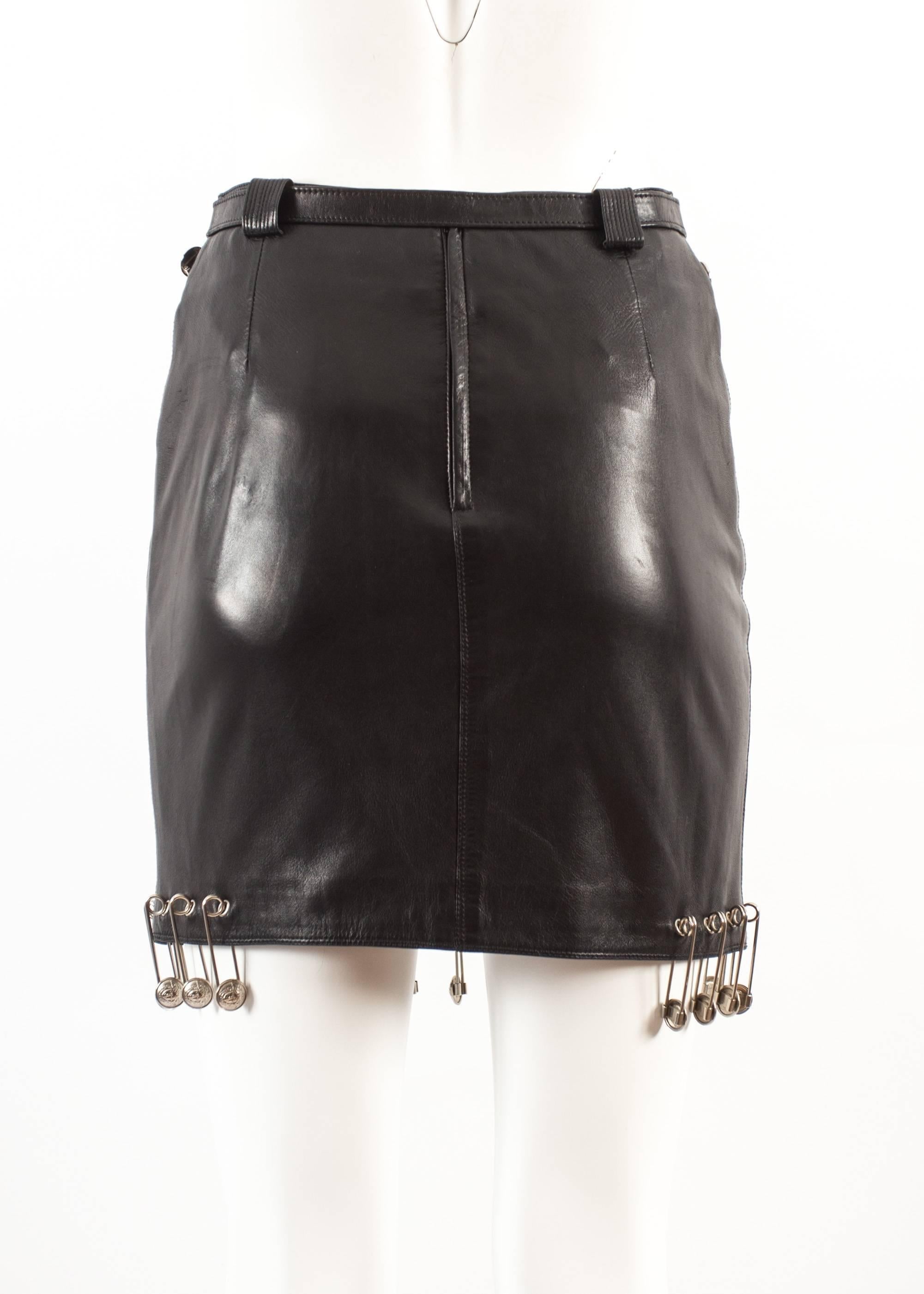 Gianni Versace Spring-Summer 1994 black lambskin leather skirt with safety pins In Excellent Condition For Sale In London, GB