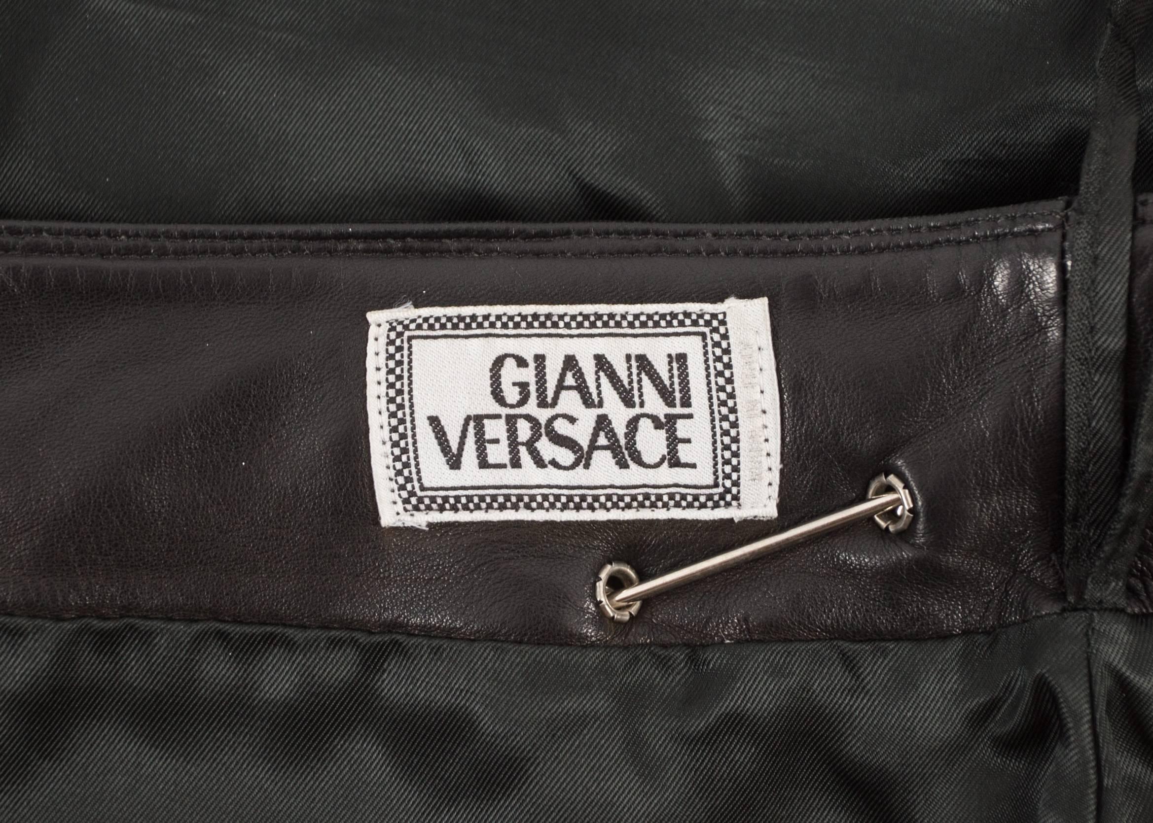 Women's Gianni Versace Spring-Summer 1994 black lambskin leather skirt with safety pins For Sale