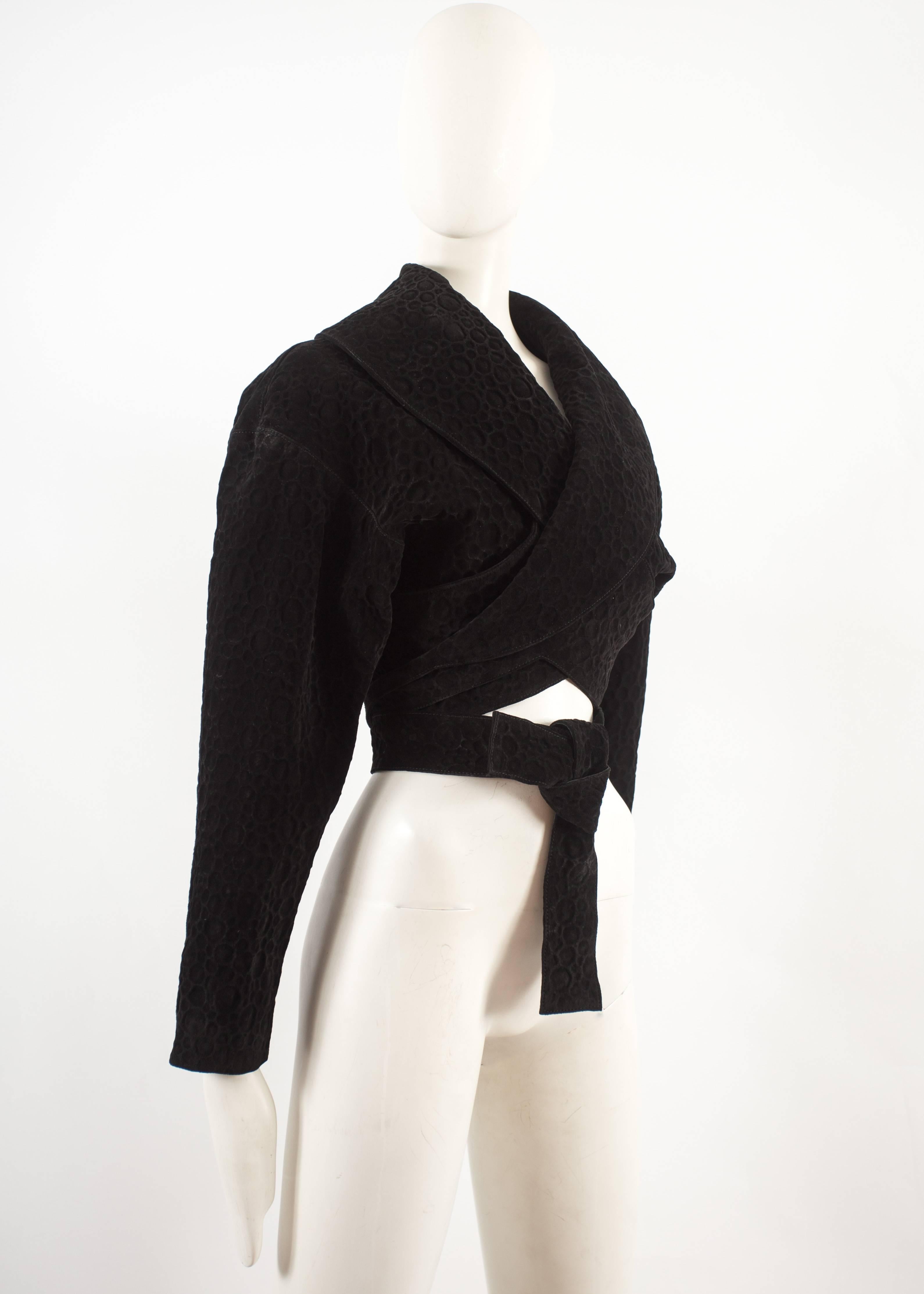 Noir Alaia Autumn-Winter 1987 veste enveloppante en daim noir  en vente
