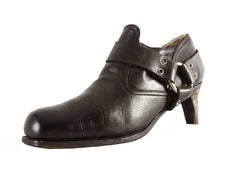Hussein Chalayan Autunno-Inverno 2002 scarpe bondage in pelle nera con tacco in metallo