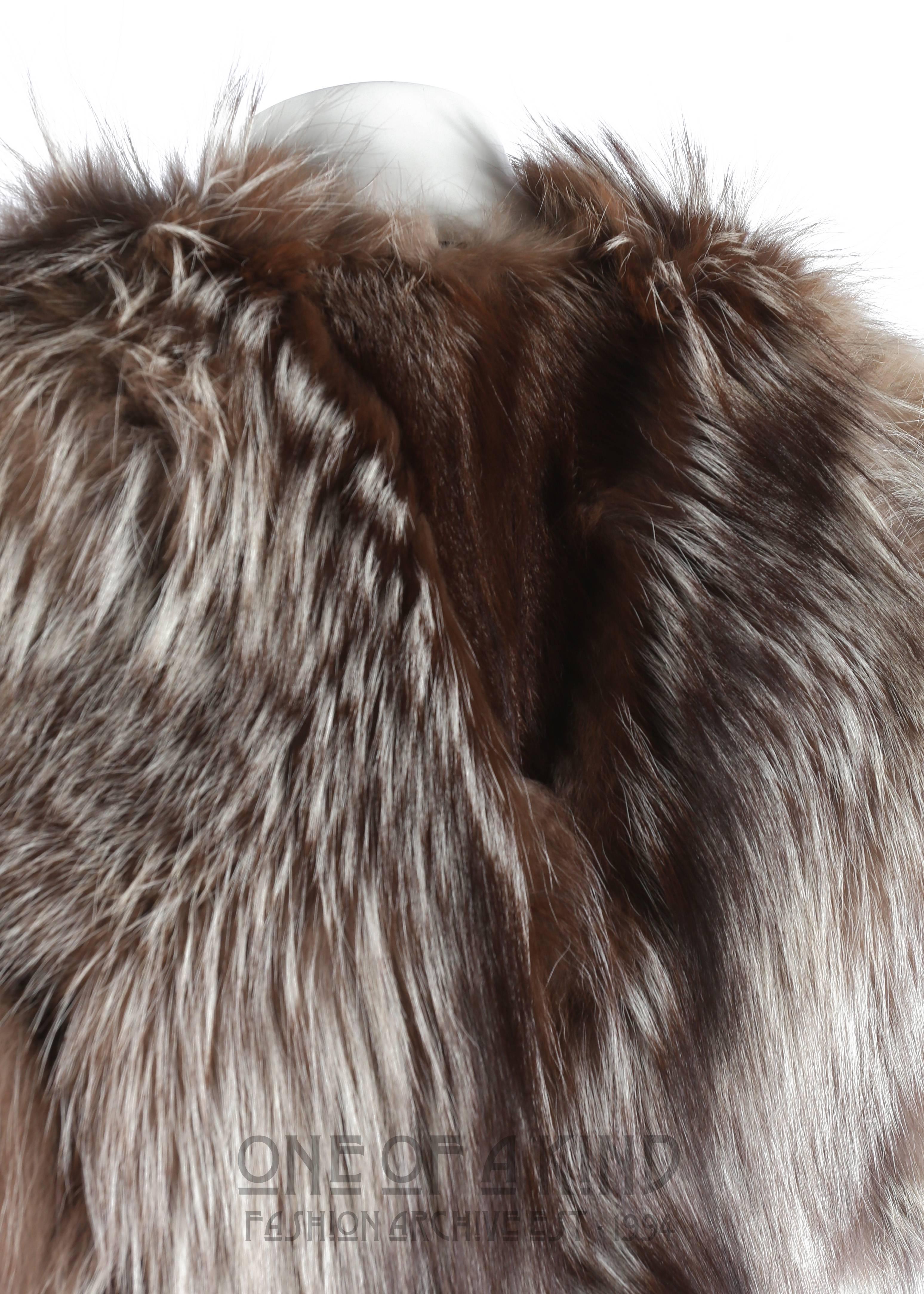  Alber Elbaz for Yves Saint Laurent Autumn-Winter 1999 fox fur capelet  In Excellent Condition For Sale In London, GB