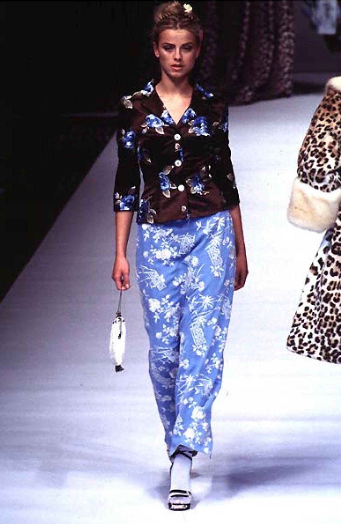 ▪ Dolce & Gabbana blue silk evening wrap skirt 
▪ 72% Silk, 28% Cotton
▪ Leopard print silk chiffon lining
▪ White cotton thread floral embroidery 
▪ IT 40 - FR 36 - UK 8 - US 4
▪ Spring-Summer 1997