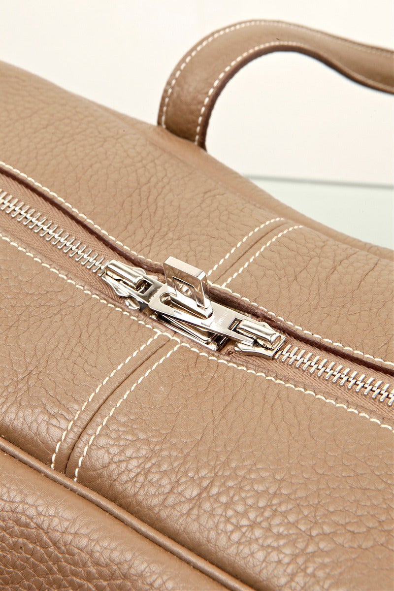 A Hermes Victoria top handle bag, in a taupe clemence leather with silver palladium hardware, comes with original keys, padlock, clotchette and dust bag.

Measurements:
14