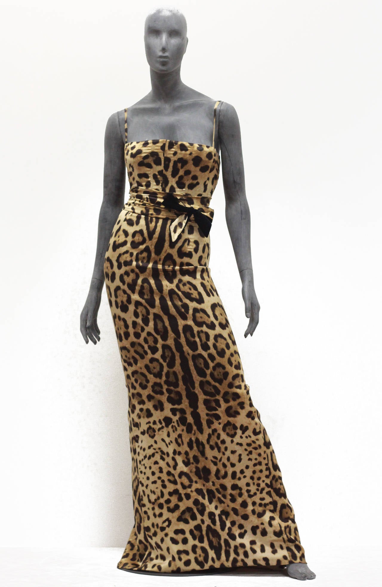 A beautiful fitted Dolce & Gabbana evening dress in silk leopard print through out. The dress has a boned bodice acting as a corset, black velvet bow around the waist and an attached leopard bra inside which can be styled to be on show while wearing