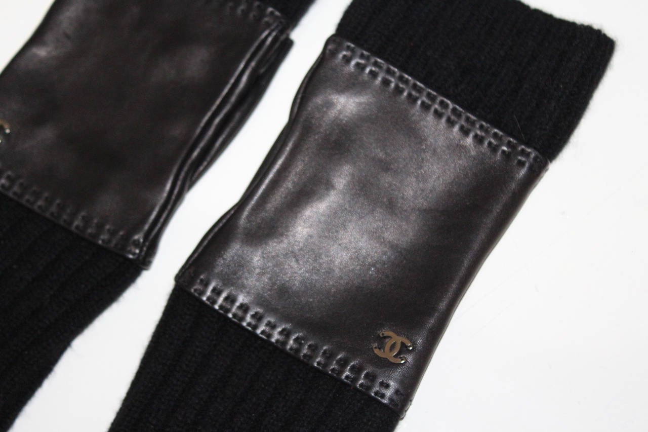 A paris of black lambskin leather and cashmere fingerless gloves with metal silver 'cc' logo.

Size: 7.5