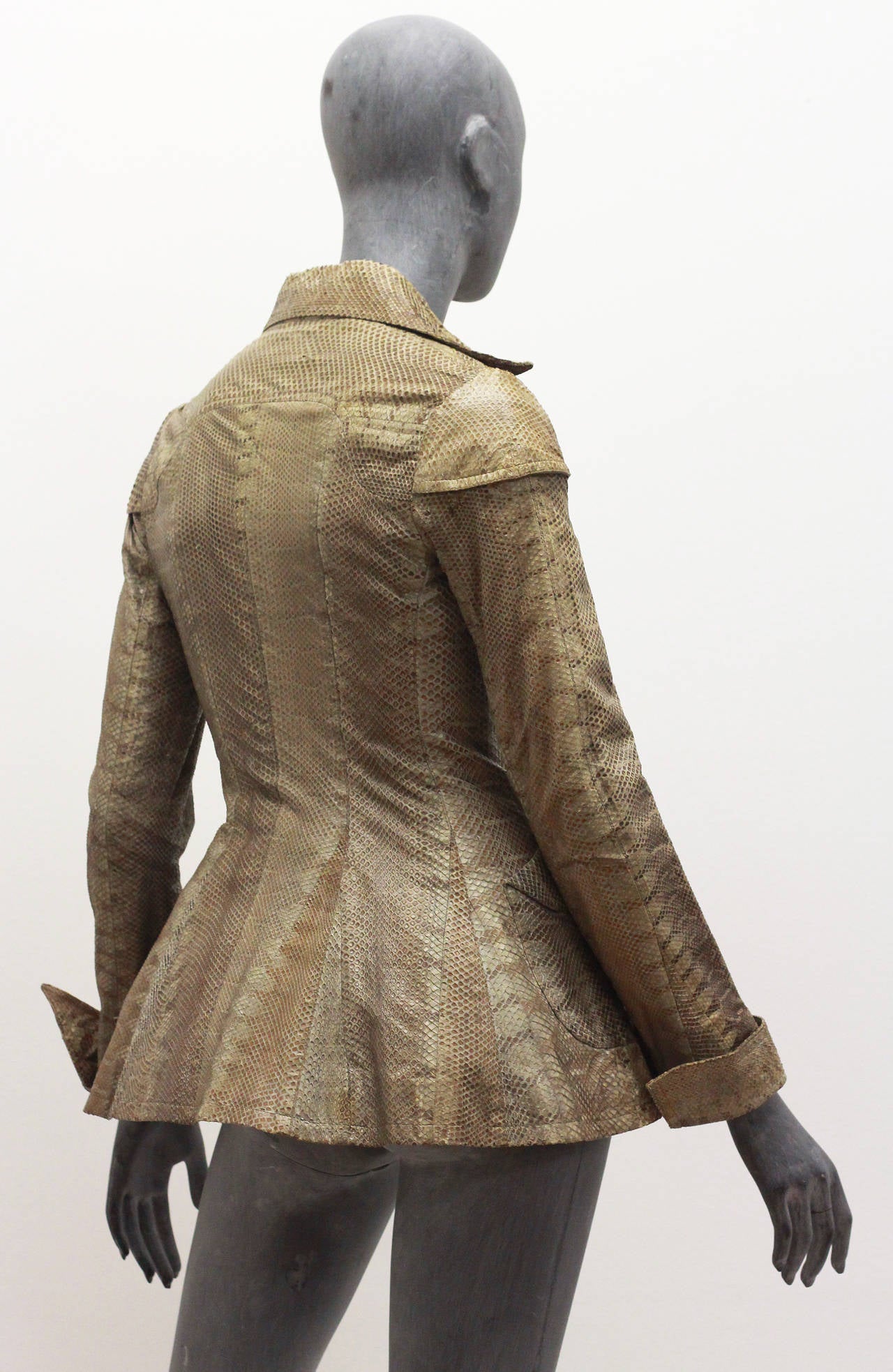 A fine and rare snakeskin jacket by Ossie Clark. The jacket features a metal zipper closure, pointed collar and cuff and two front pockets. 

Size: Labelled size 10 but today it would be a UK size 6-8 (Fr 34-36/US XS-S)