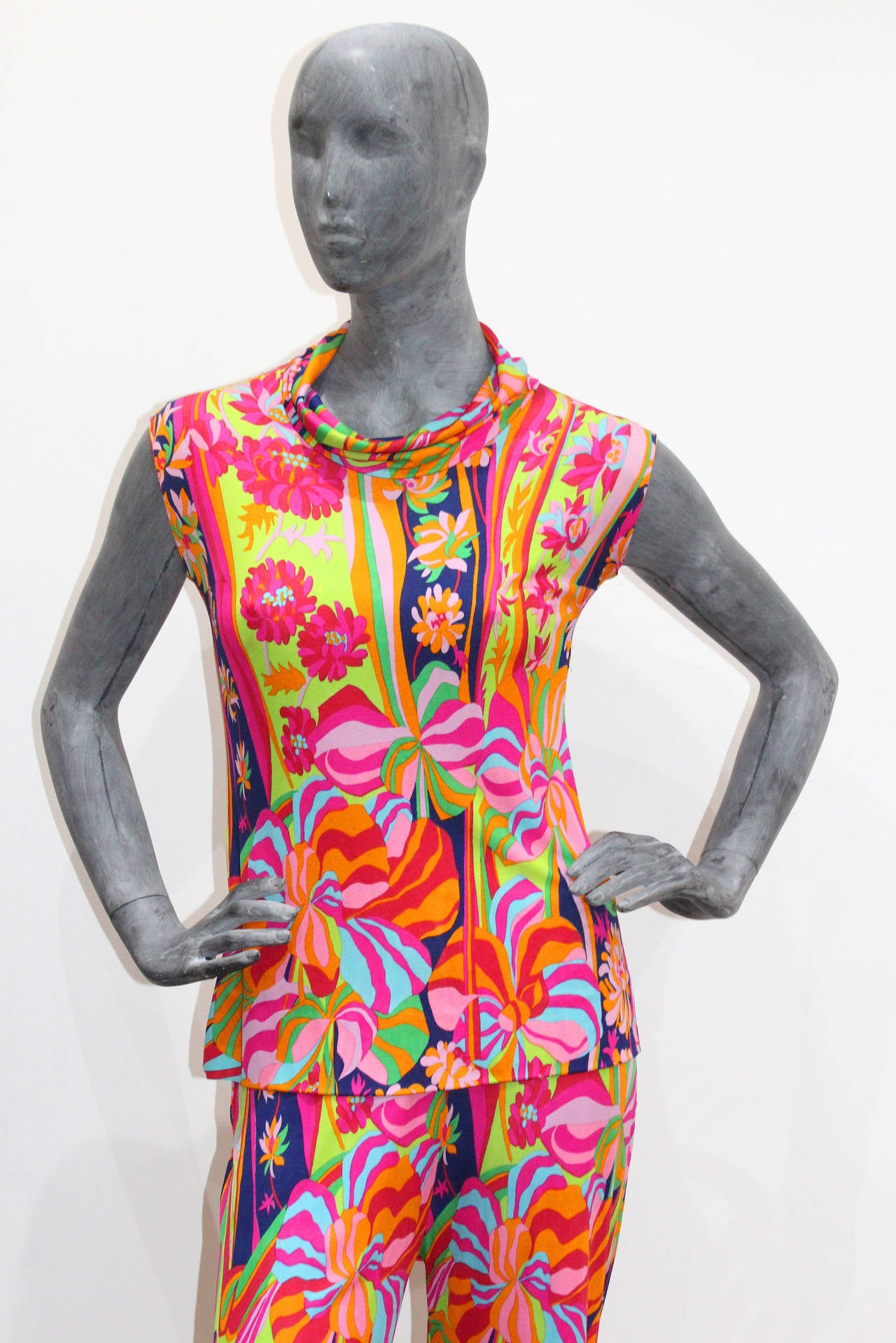 An original 1960s LEONARD PARIS 2 piece trouser suit in a psychedelic colourful print. The suit features flared pants and cow neck vest. The fabric is 100% silk jersey this fabric is light, smooth to the touch and falls beautifully.

Fr 38 / IT 42