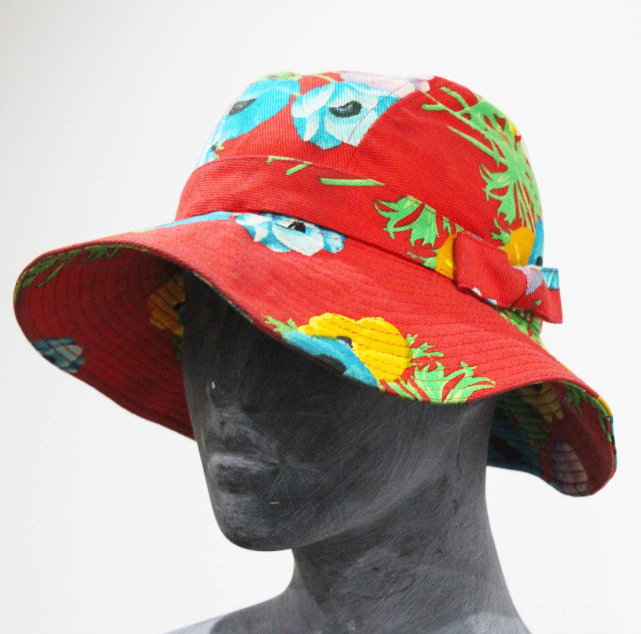 A super cute 90s Kenzo bucket hat in a floral print with red background made from 100% cotton.

Size 56