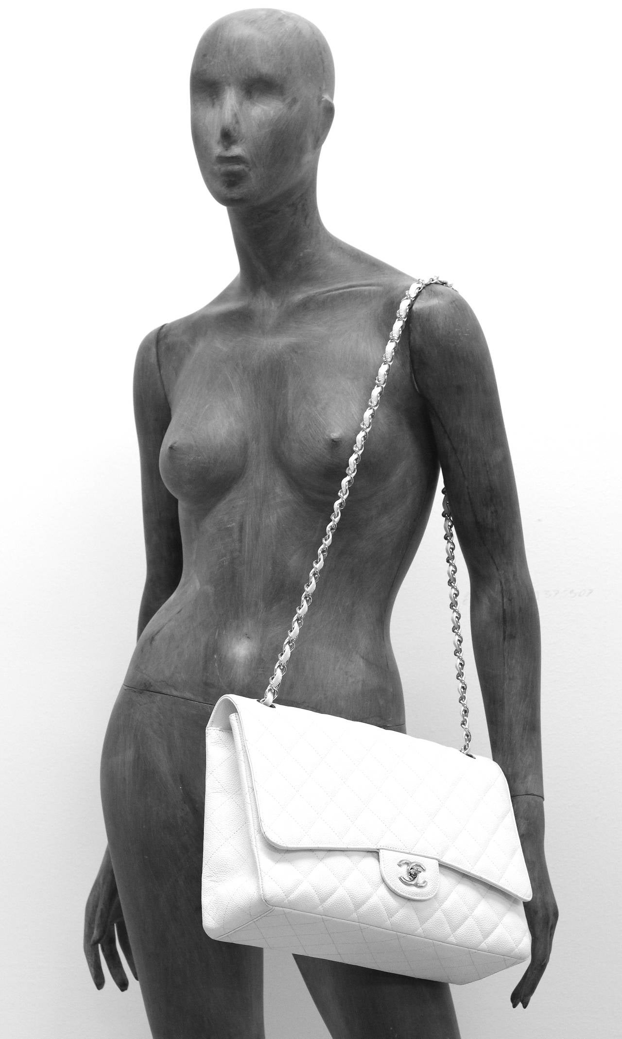 Jumbo Chanel classic flap bag in quilted white caviar leather with silver hardware. The bags woven chain can be worn as a cross body or adjusted to be a shoulder bag.

Comes with authenticity card. 

From the year 2010

The bag is in amazing