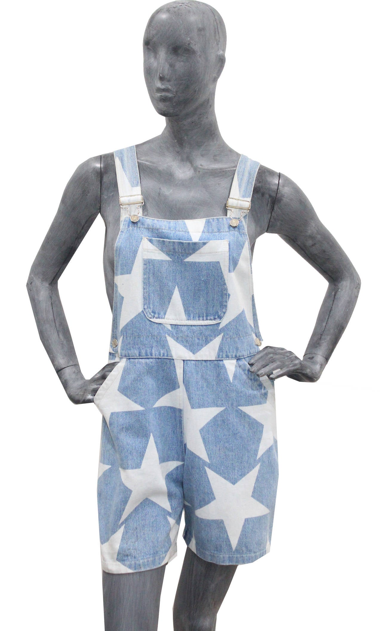 A pair of rare denim dungarees by Vivienne Westwood with a star print and adjustable shoulder straps. 

Labelled Medium