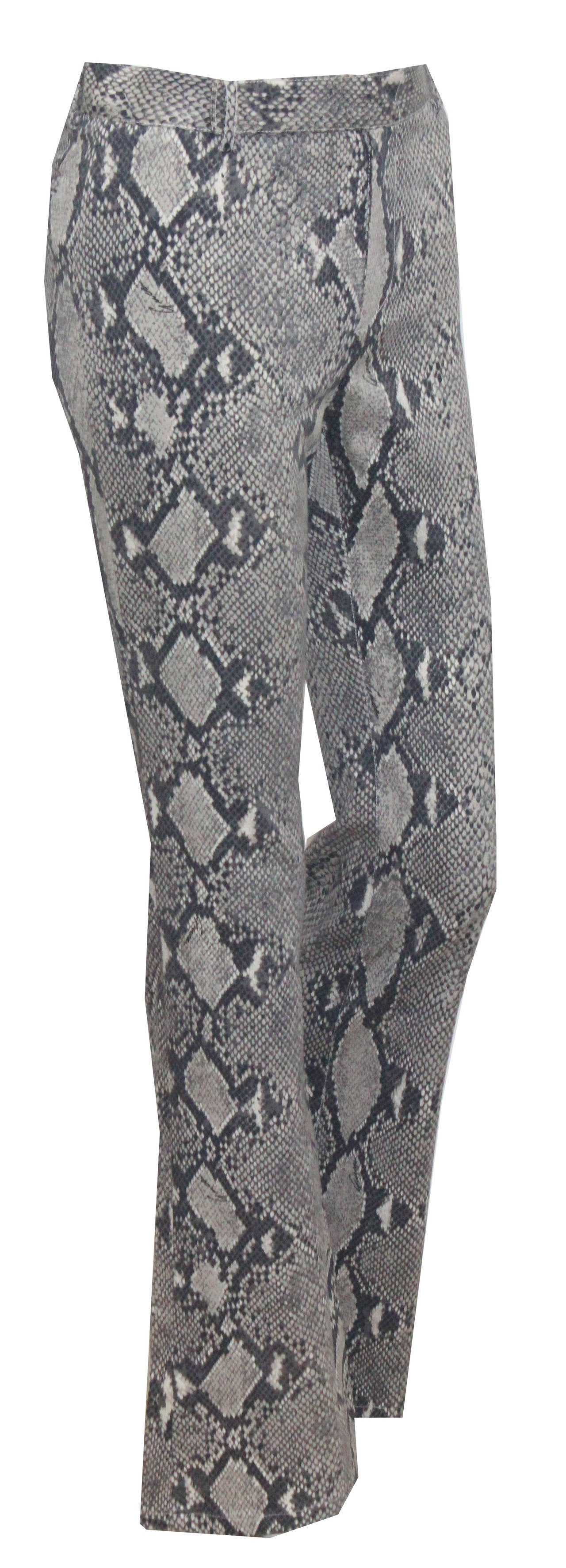 A pair of grey snakeskin print bell bottom plants by Gucci designed by Tom Ford for the Spring/Summer 2000 runway collection.

Sizing: Italian 38 / French 34 / UK 6 / US 4 / XS-S