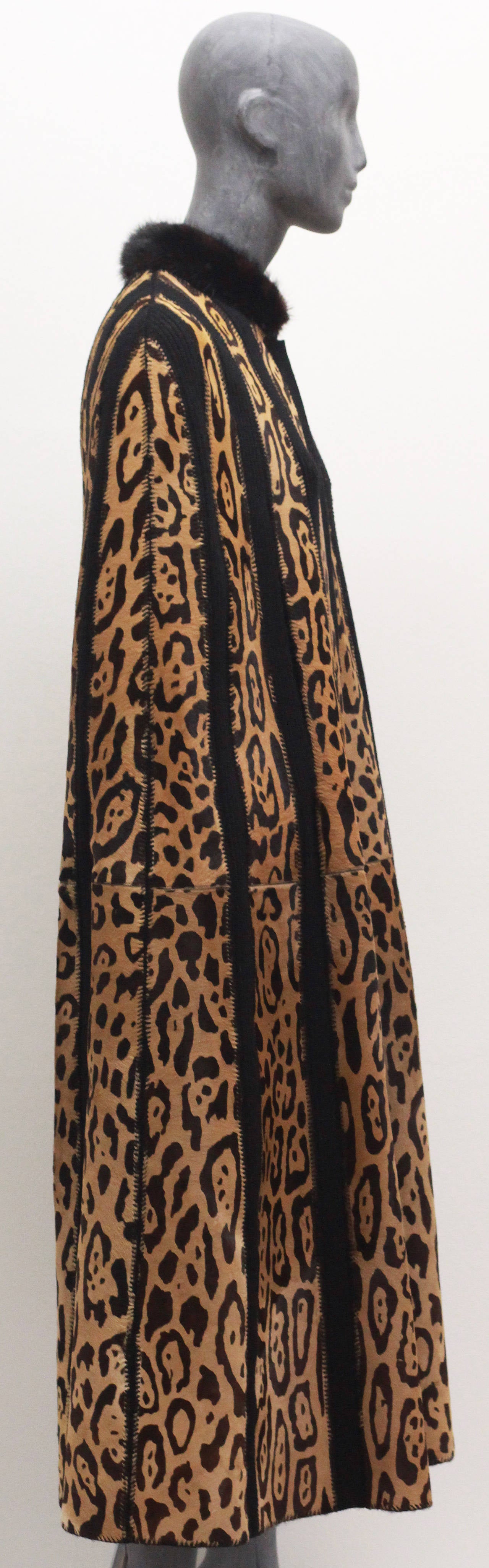 A fine 1980s Italian leopard print cape in pony skin and mink fur by Beltrami In Good Condition In London, GB