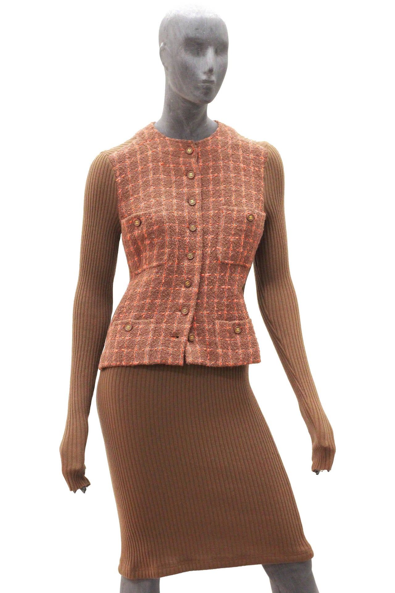 A brilliant Chanel body con dress in a fine rib knit with attached tweed jacket.

Autumn/Winter 1995 

Fr 38 / UK 10 / US 8 / It 42

The dress is in overall great wearable condition but please note that we have had a few tiny holes repaired