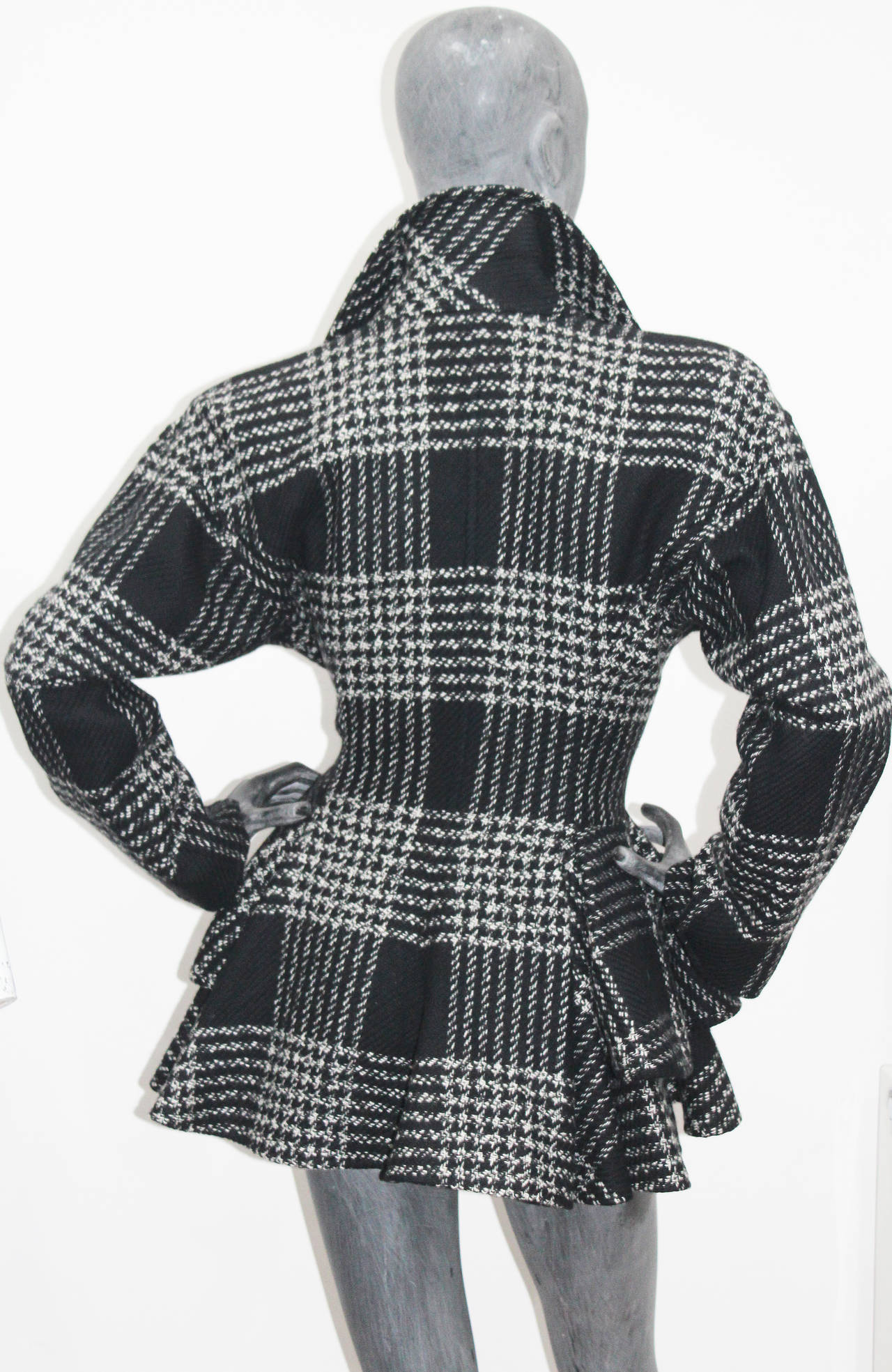 A beautiful checked tweed jacket from the 1980s with a cinched waist and peplum. 

EXCELLENT CONDITION

Fr 40 - UK 12 - US 10