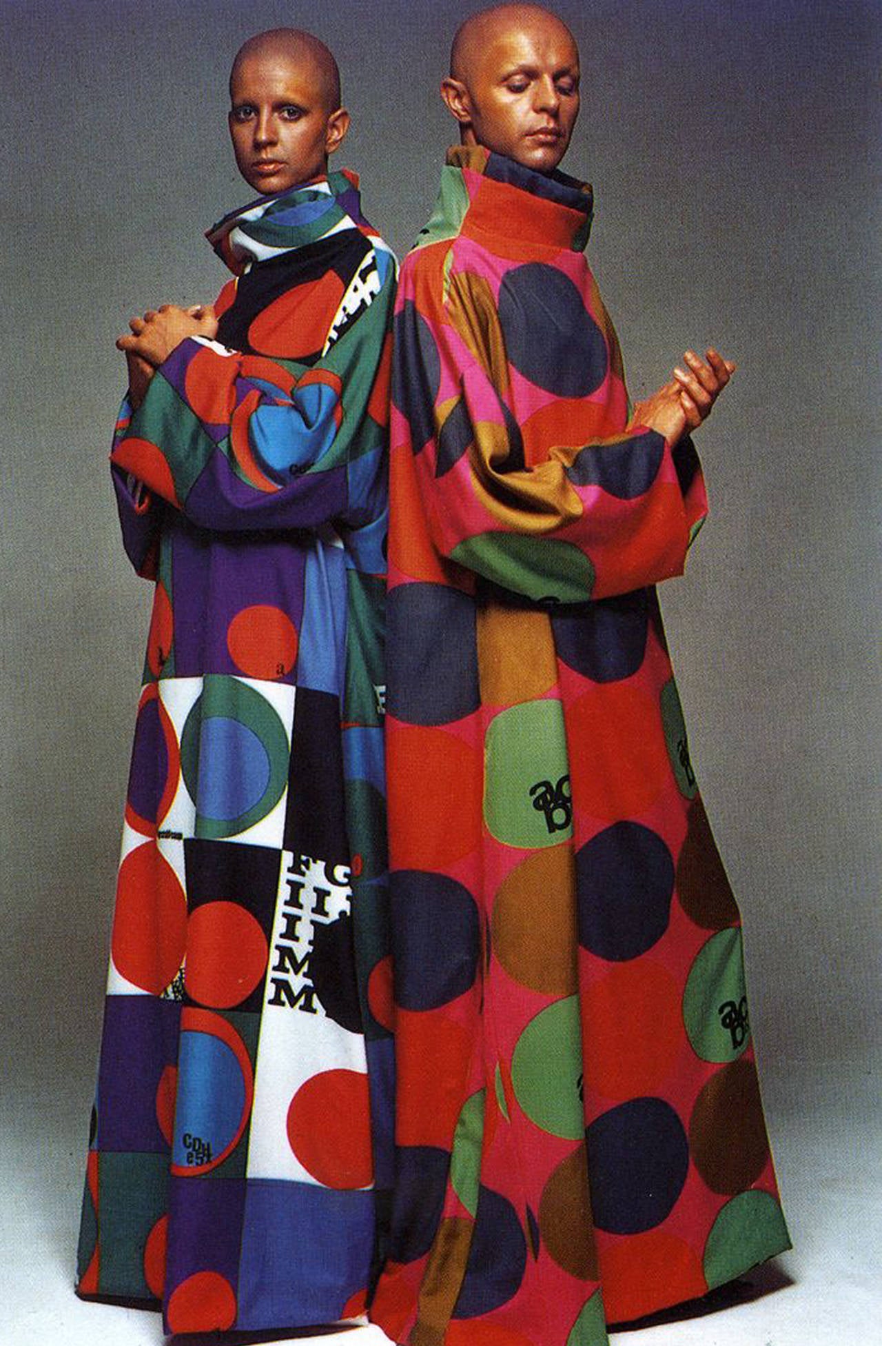 An exceptional museum quality Rudi Gernreich unisex knitted caftan designed in the year 1970. The caftan has a high standing tube collar, large polka-dot pattern and wide cut sleeves. 

Rudi Gernreich had a great interest in unisex clothing and